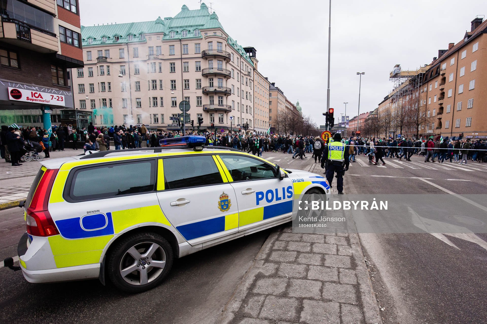 Poliser vid Hammarbys supportrars marsch på Götgatan