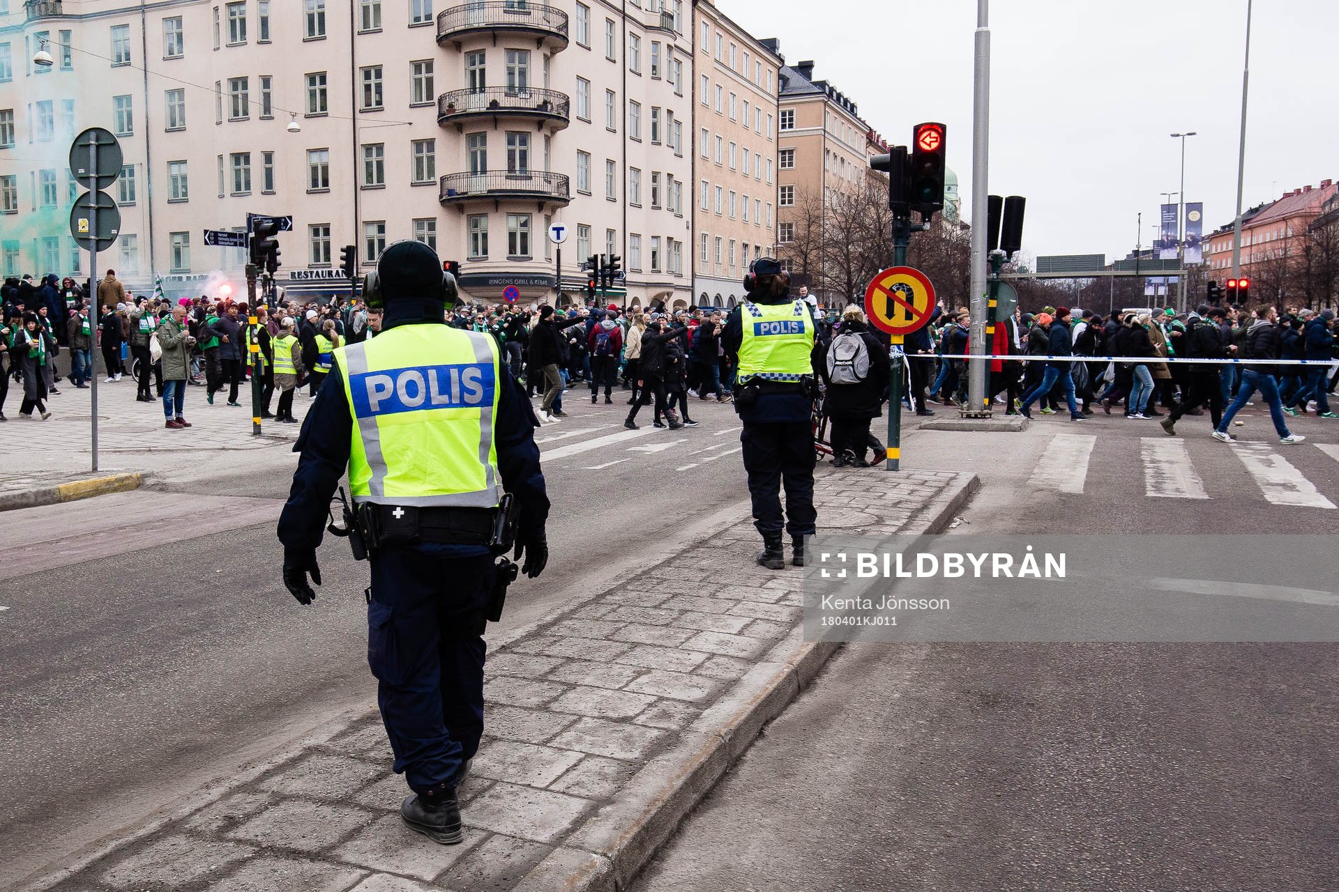 Poliser vid Hammarbys supportrars marsch på Götgatan