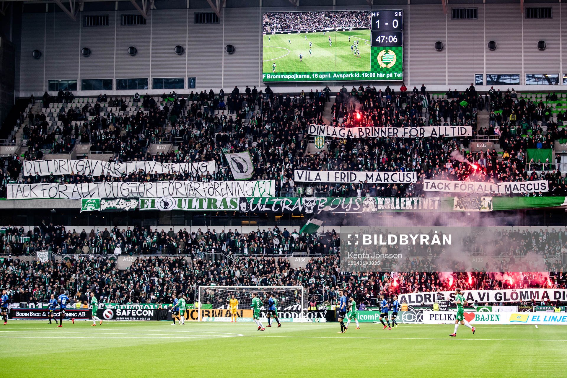 Hammarbys supportrar med banderoller