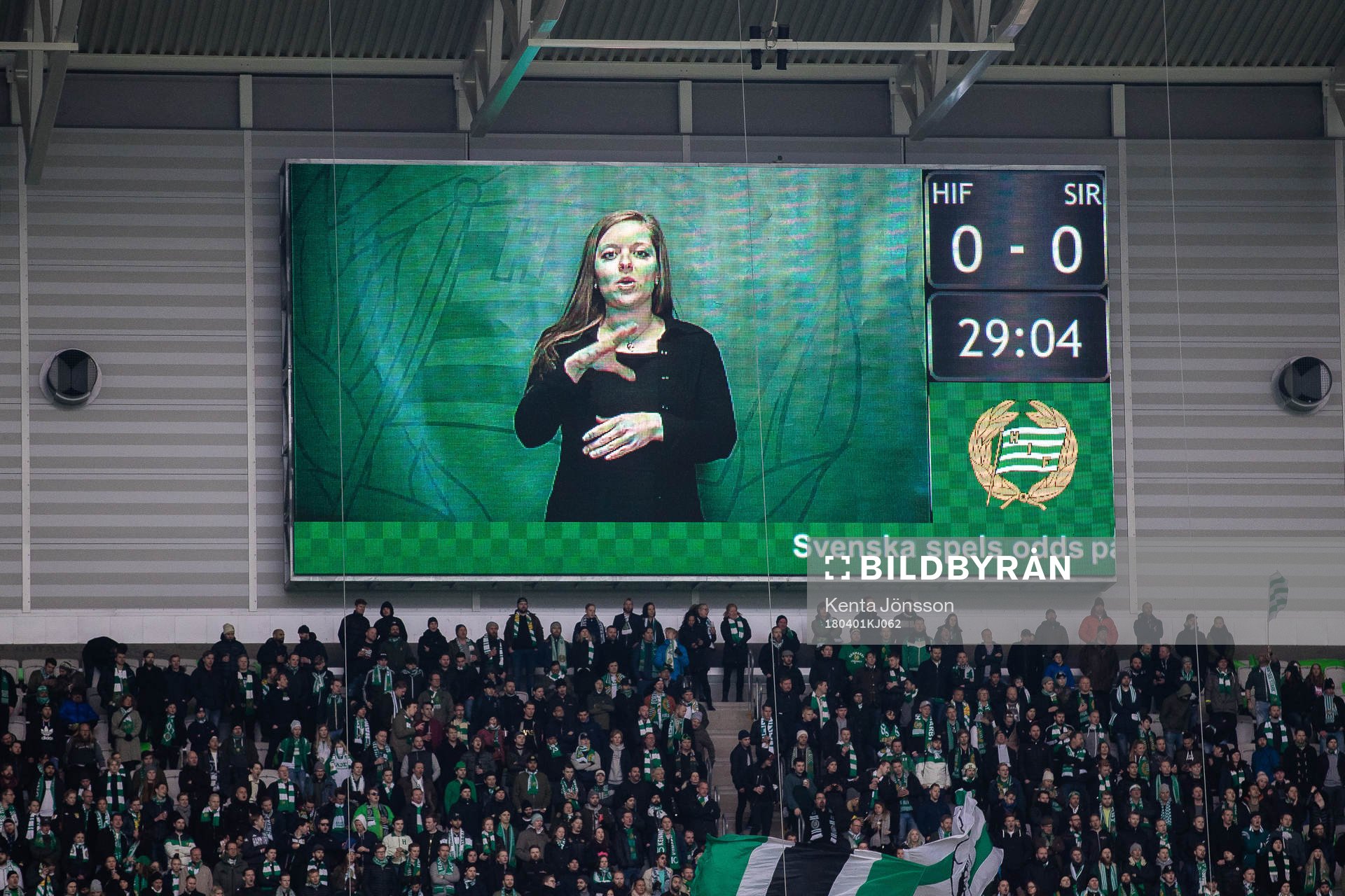 En kvinna teckentolkar på ljustavla