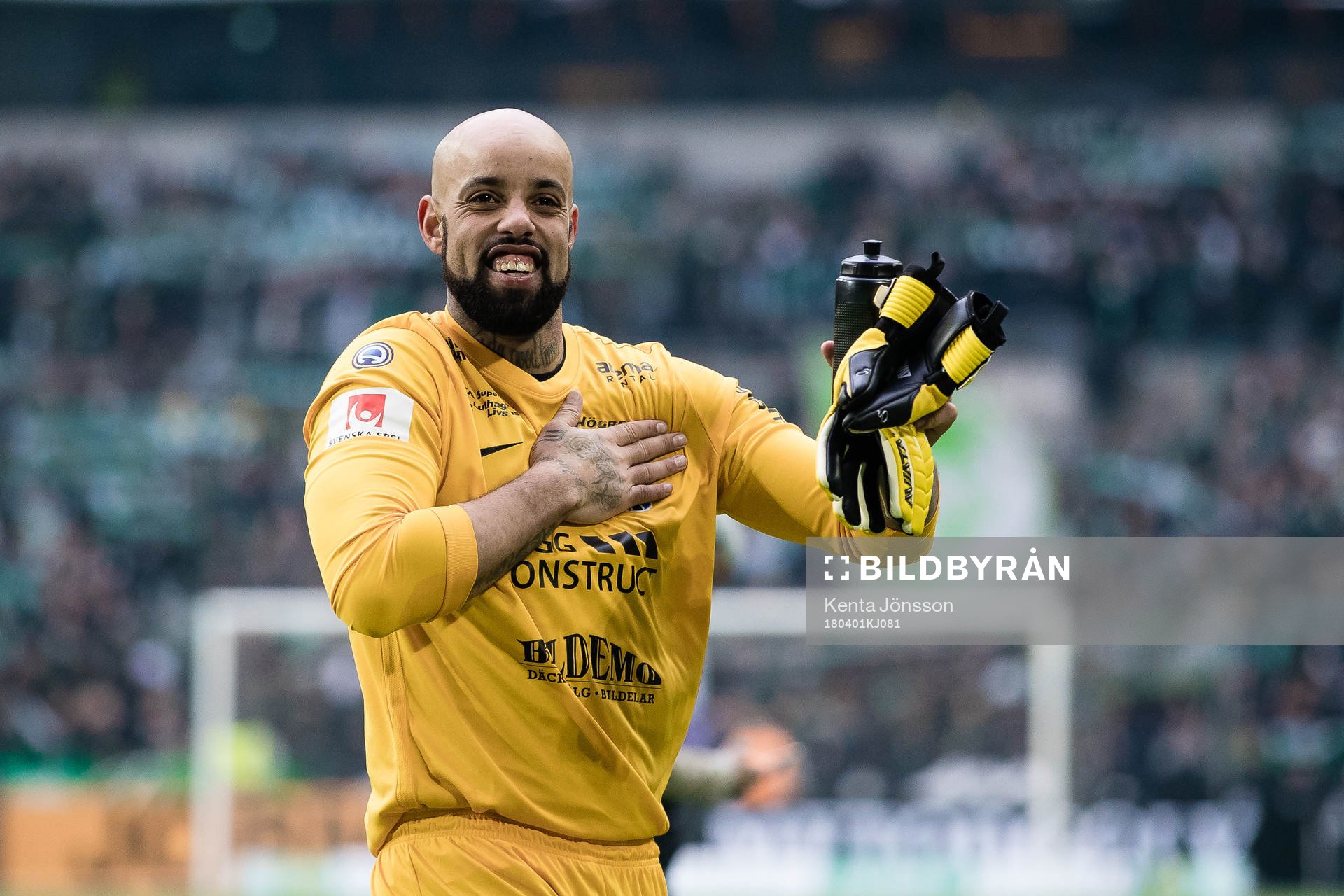Sirius målvakt Joshua Wicks klappar sig på bröstet