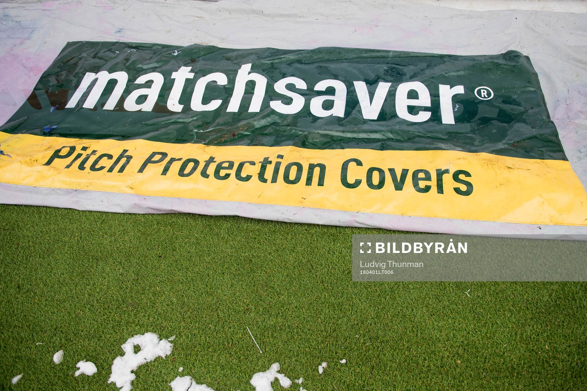 Ett plastöverdrag från matchsaver för att skydda planen