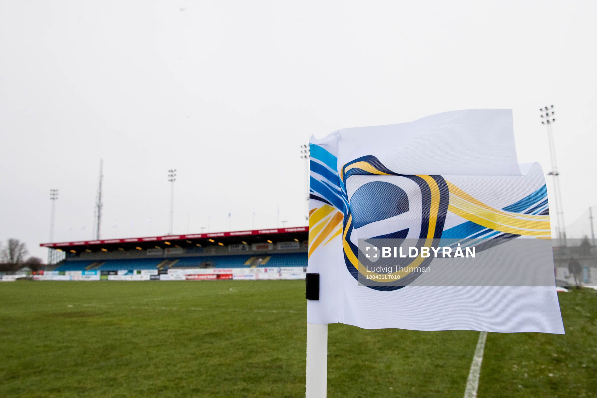 Hörnflaggan på Vångavallen med Allsvenskans logotype