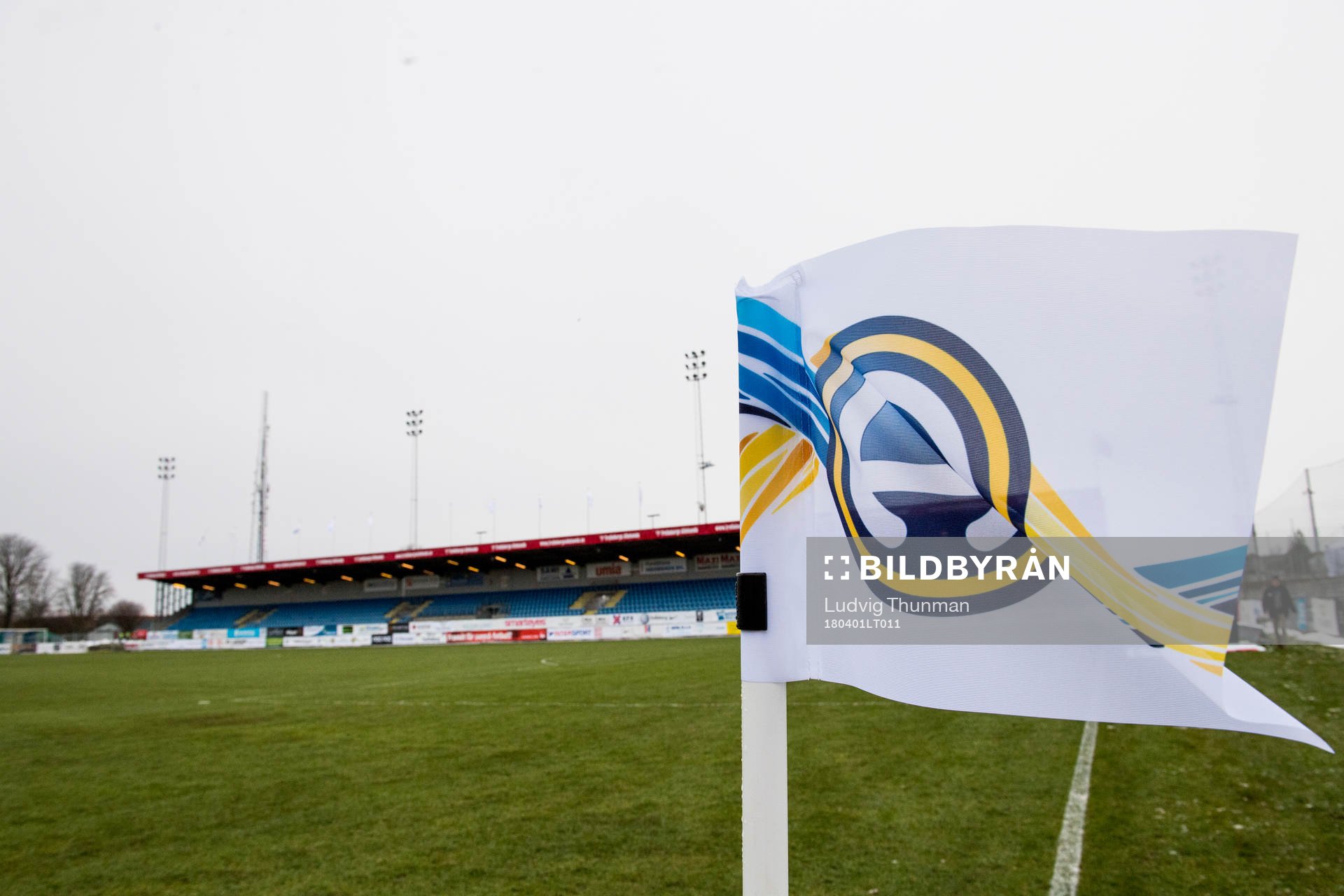 Hörnflaggan på Vångavallen med Allsvenskans logotype