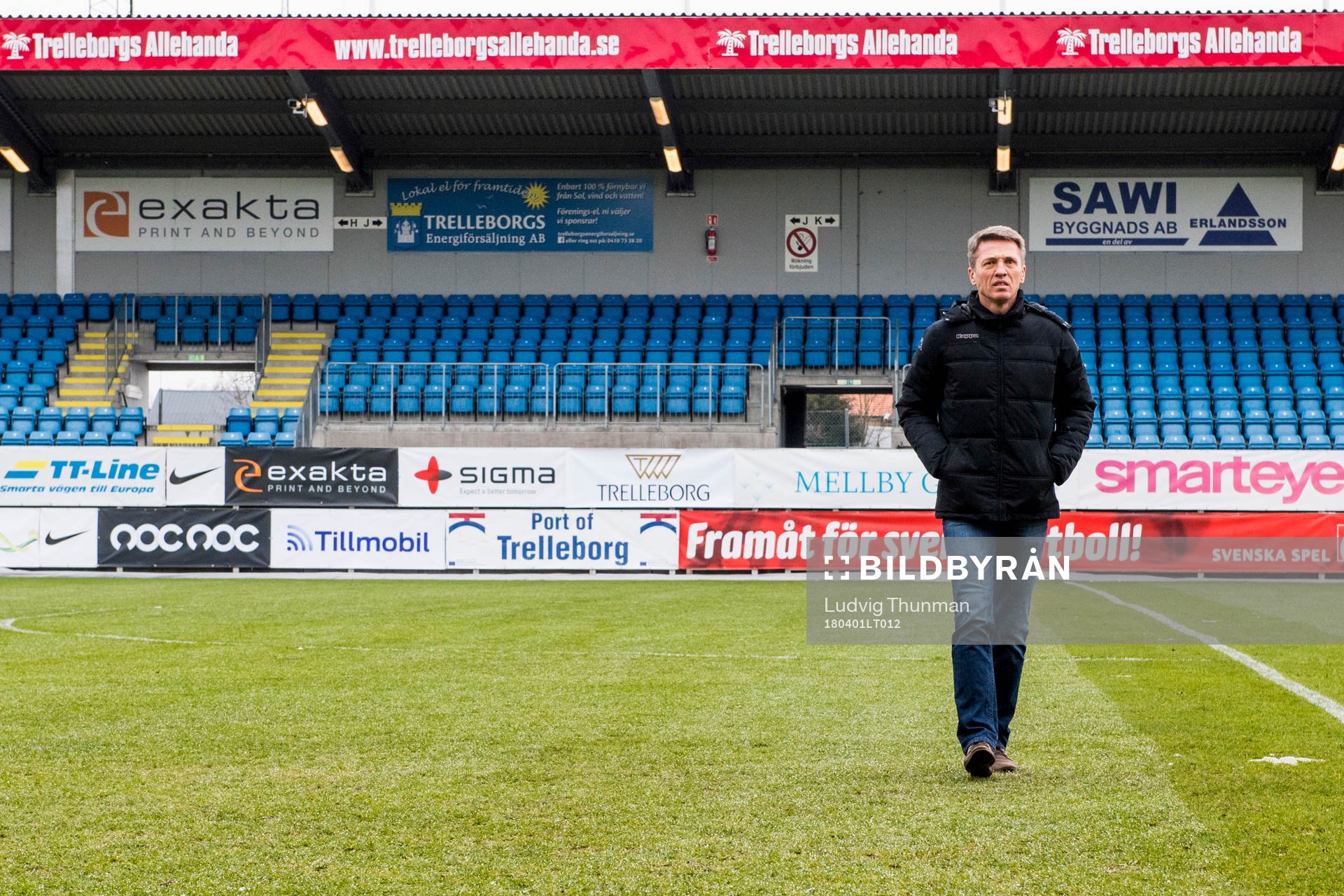 IFK Göteborgs sportchef Mats Gren inspekterar planen