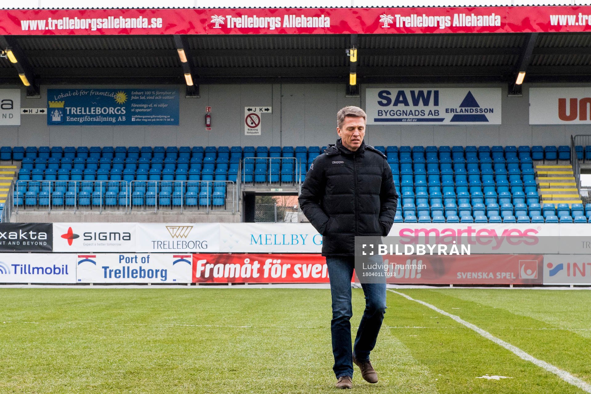 IFK Göteborgs sportchef Mats Gren inspekterar planen