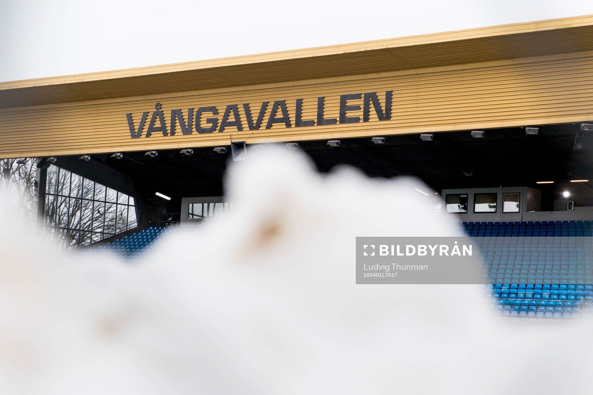 Översiktsbild över huvudläktaren på Vångavallen sedd