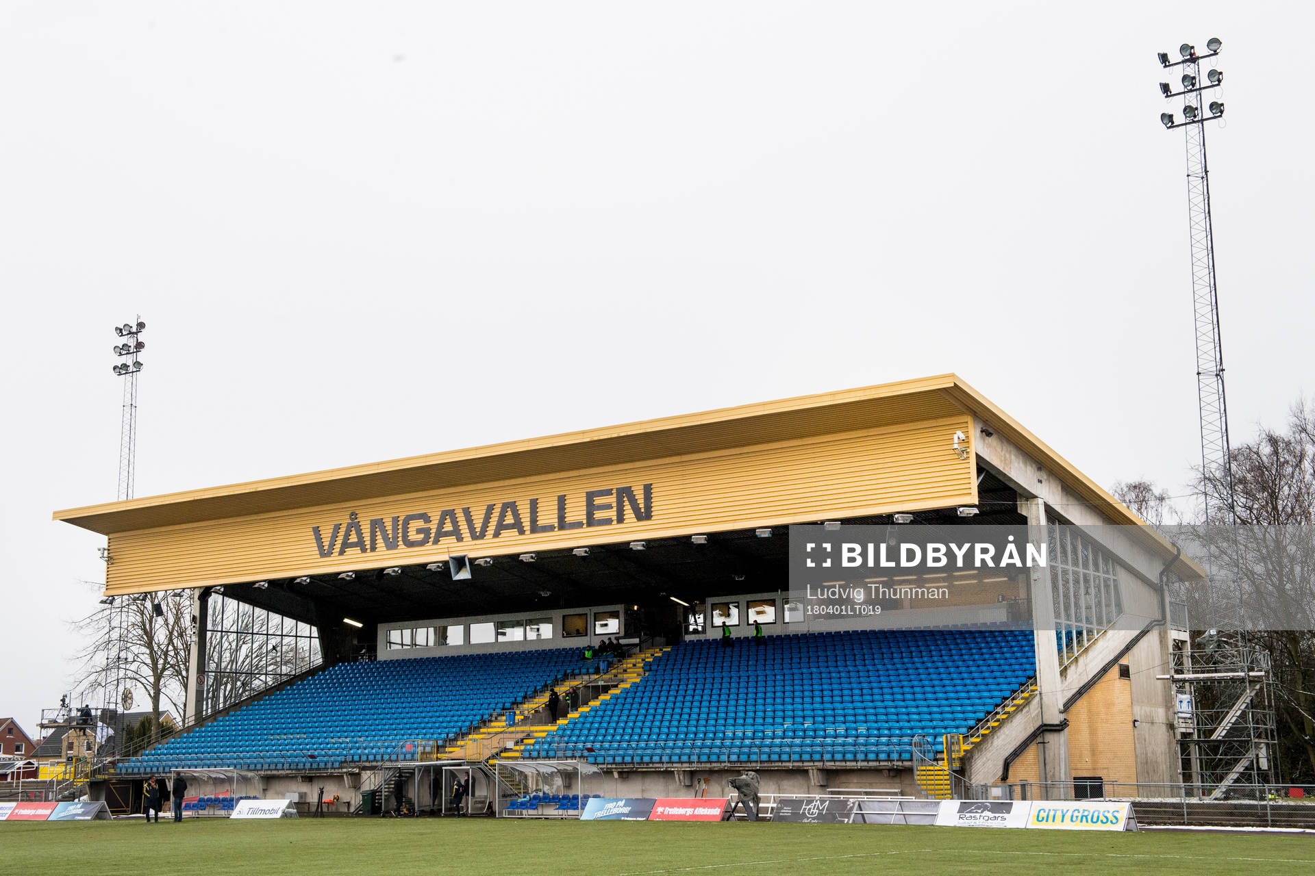 Översiktsbild över huvudläktaren på Vångavallen
