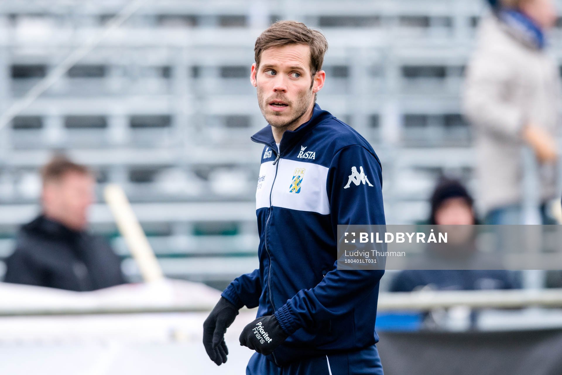IFK Göteborgs Emil Salomonsson  värmer upp före