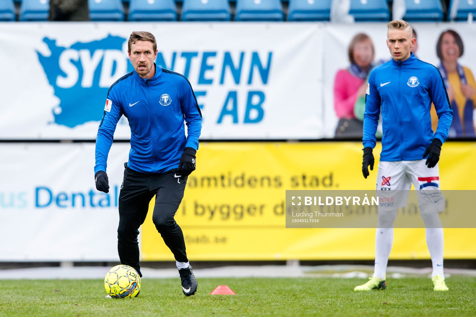 Trelleborgs Marcus Pode värmer upp före  fotbollsmatchen