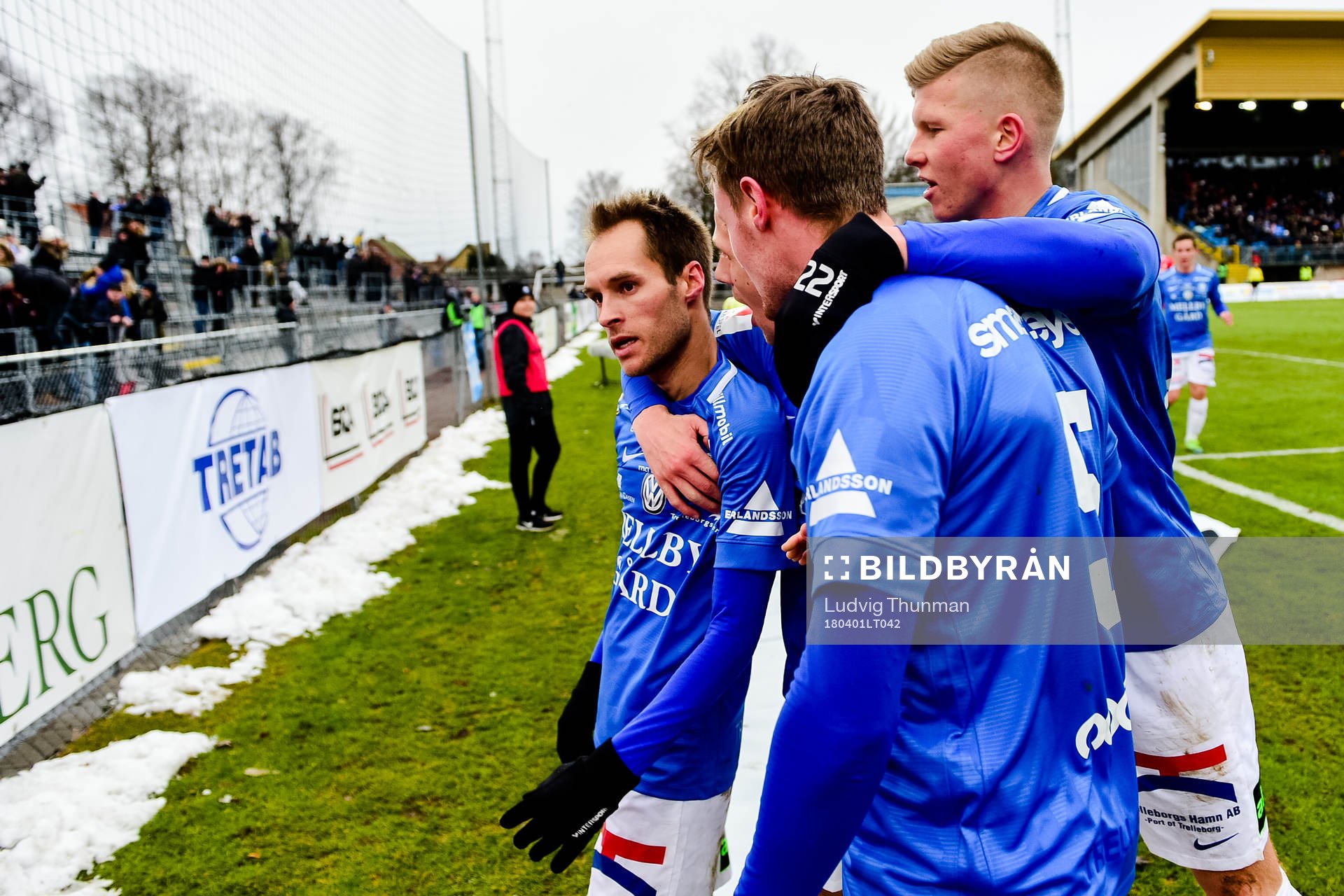 Trelleborgs spelare jublar efter 1-1 av Zoran Jovanovic under fotbollsmatchen i Allsvenskan mellan Trelleborg och IFK Göteborg den 1 april 2018 i Trelleborg.