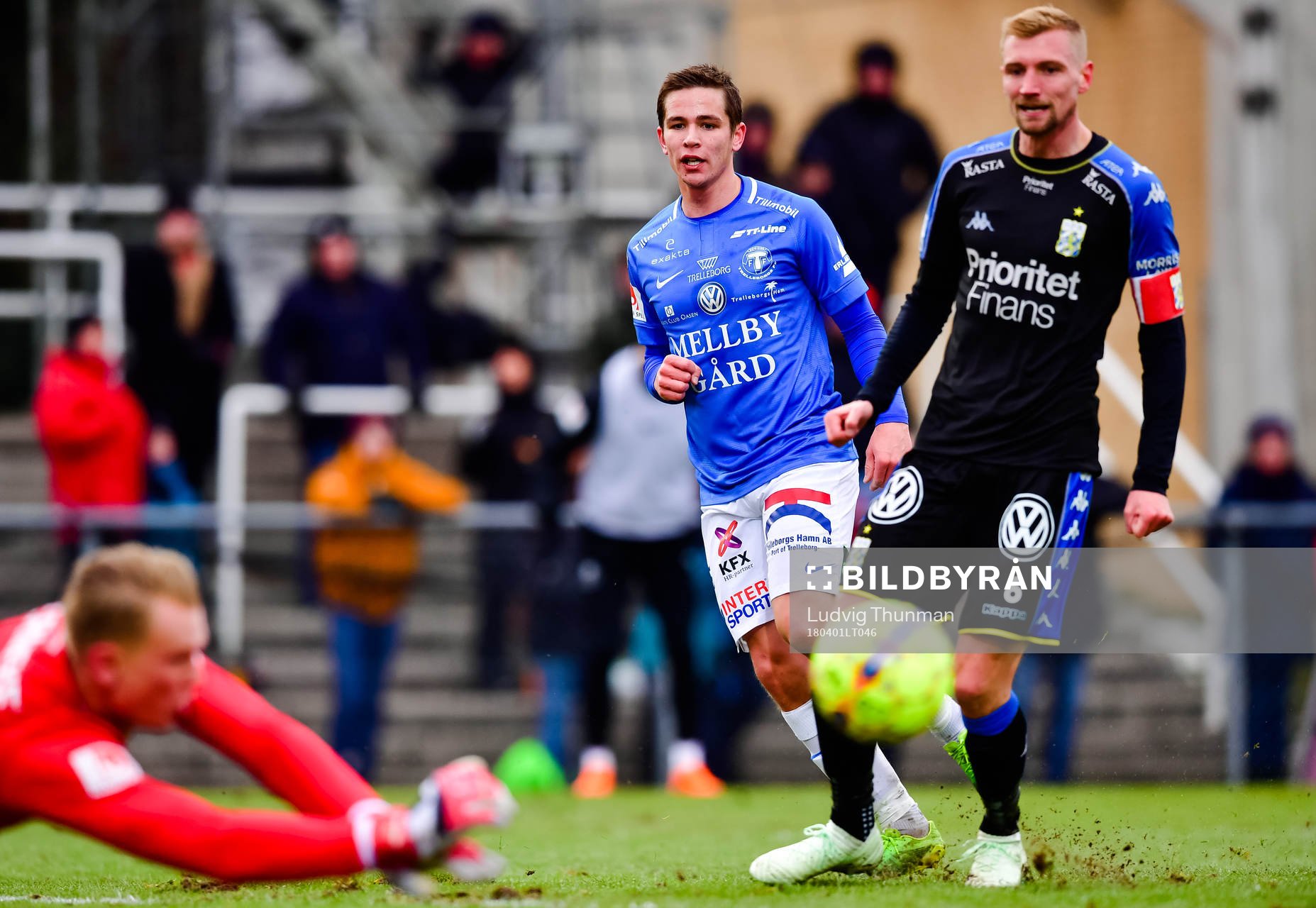 Trelleborgs Oscar Johansson provar skott förbi IFK