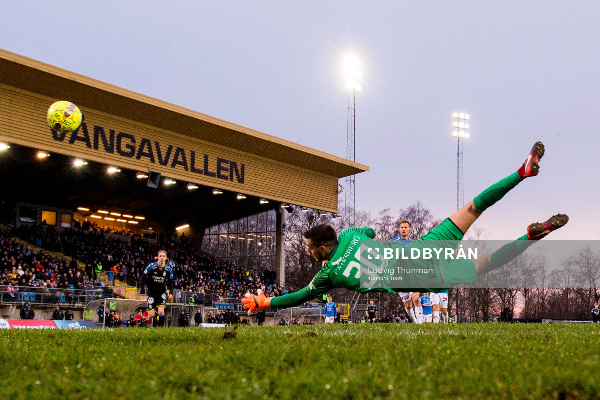 Trelleborgs målvakt Marko Johansson räddar ett skott