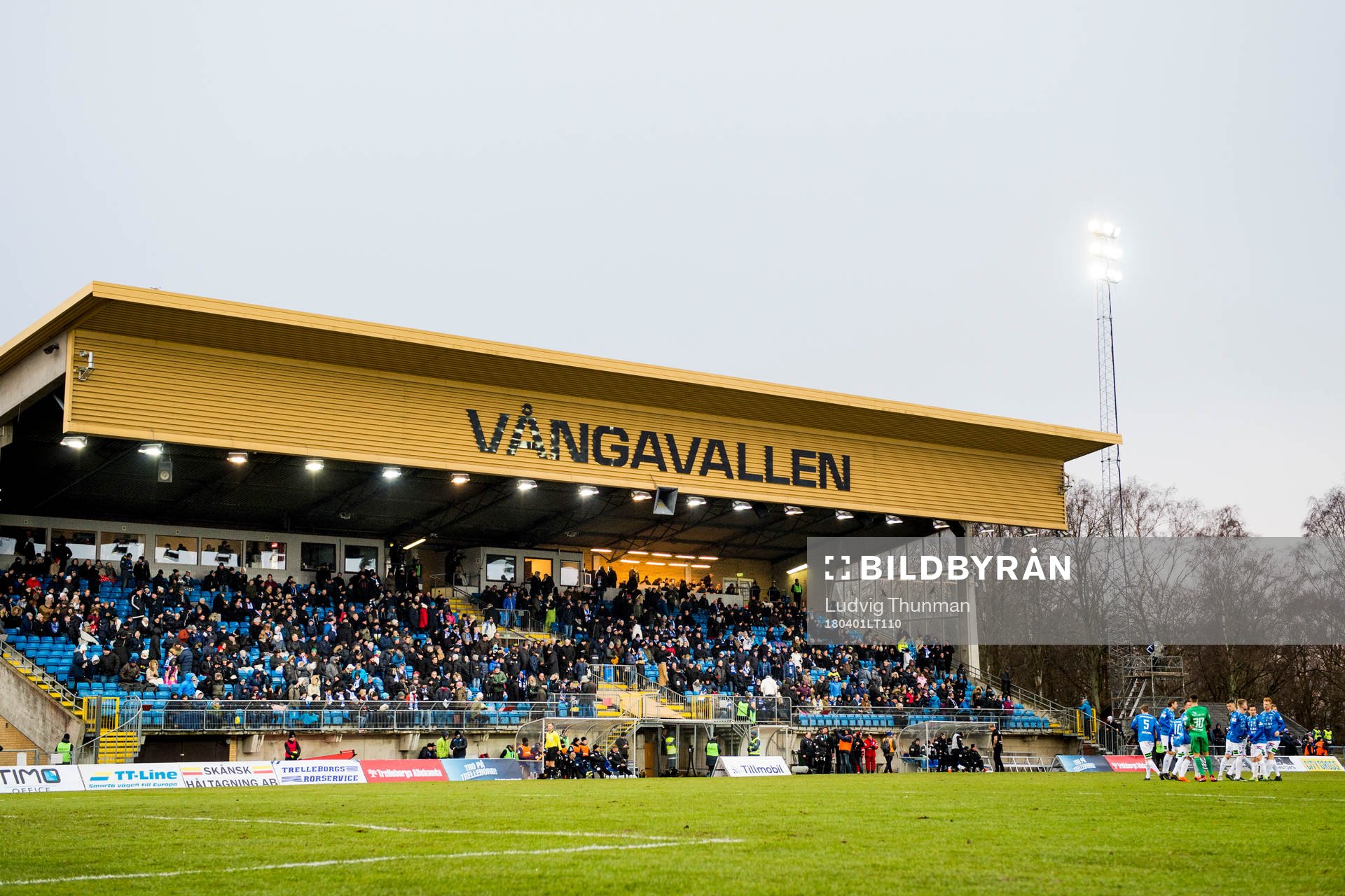 Trelleborgs spelare samlas framför huvudläktaren på Vångavallen under fotbollsmatchen i Allsvenskan mellan Trelleborg och IFK Göteborg den 1 april 2018 i Trelleborg.