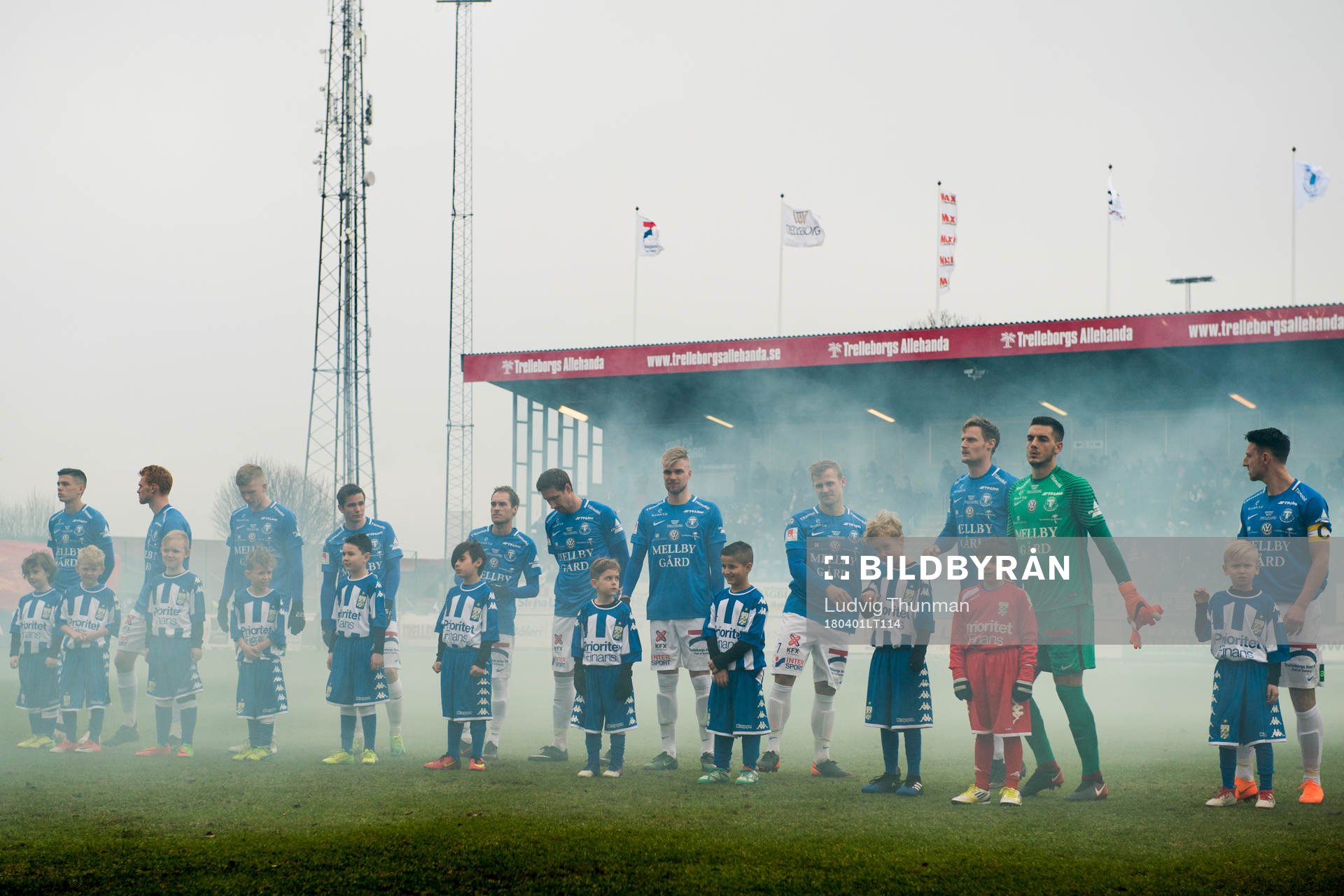 Trelleborgs spelare ställer upp i dimma av bengaler