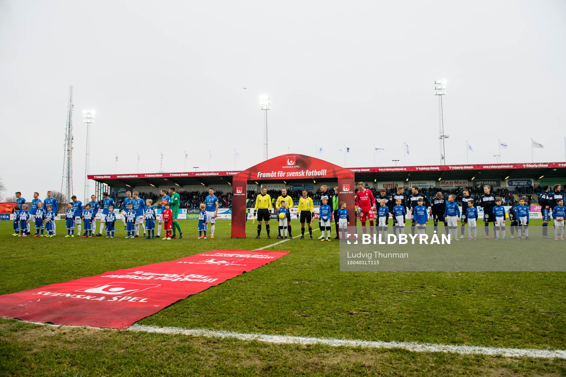 Trelleborgs och IFK Göteborgs spelare ställer upp