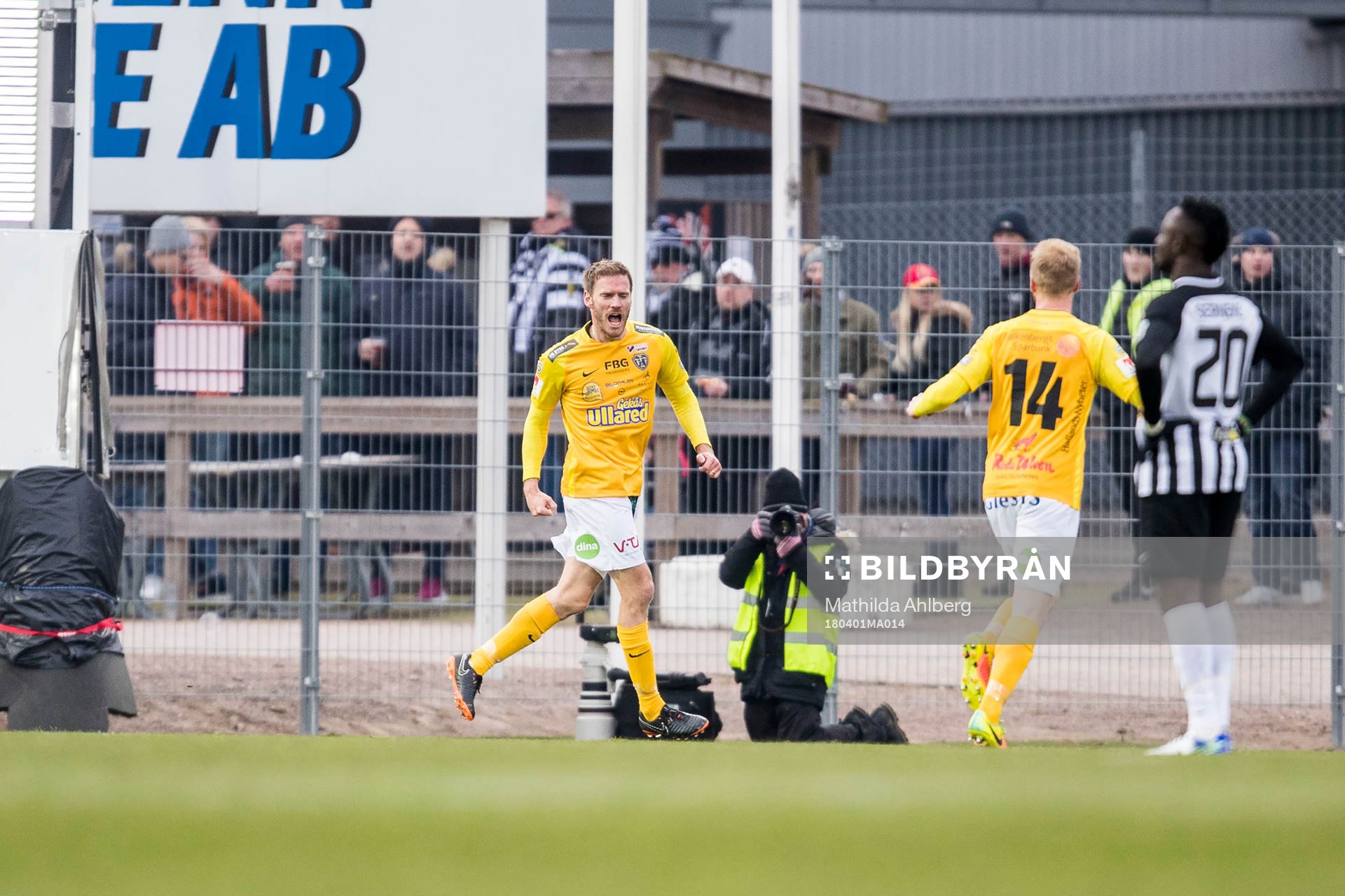Falkenbergs Karl Söderström jublar efter att ha gjort 1-0 under fotbollsmatchen i Superettan mellan Landskrona och Falkenberg den 1 april 2018 i Landskrona.