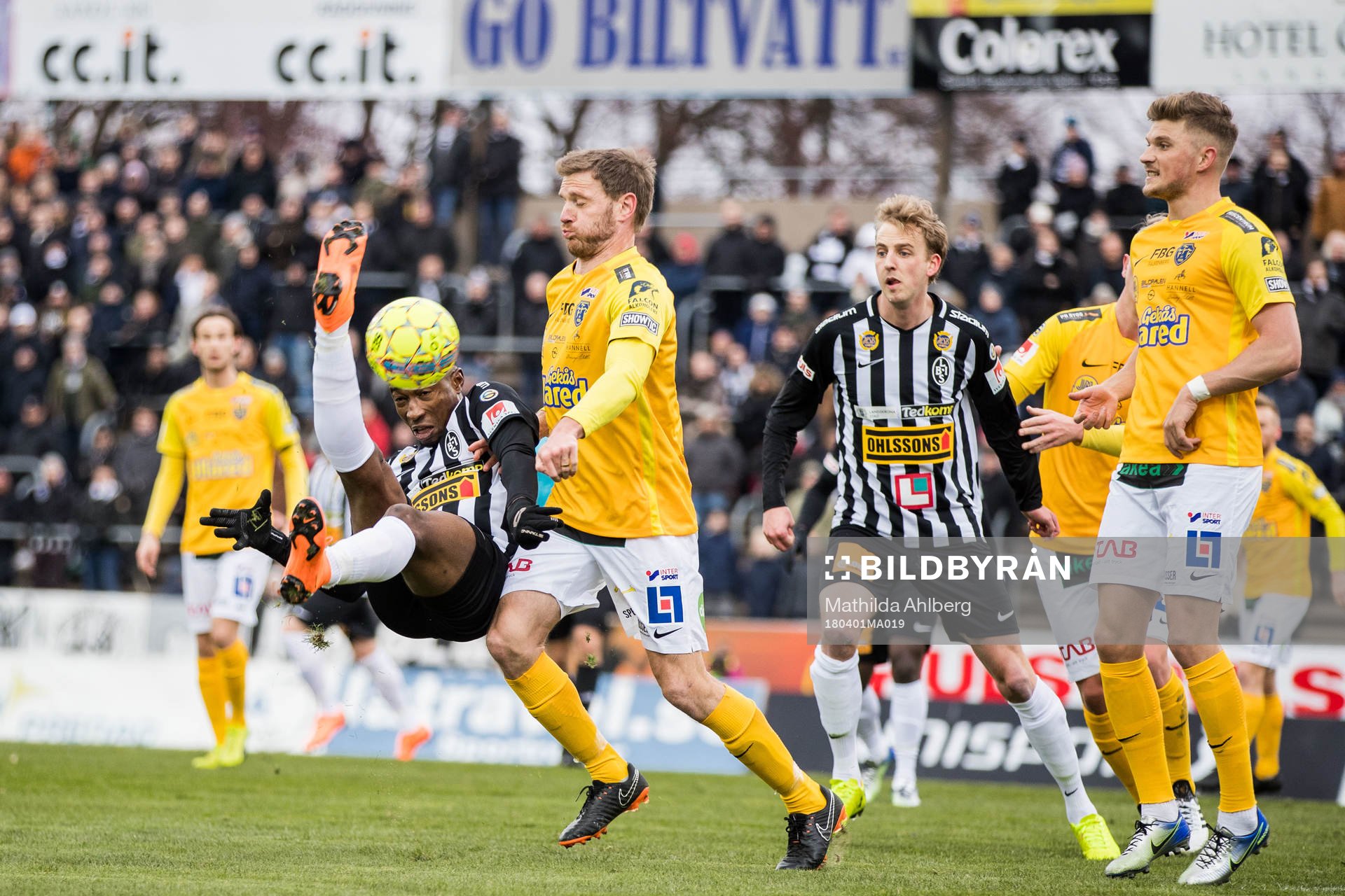 Landskronas Karim Sadat faller när han försöker skjuta