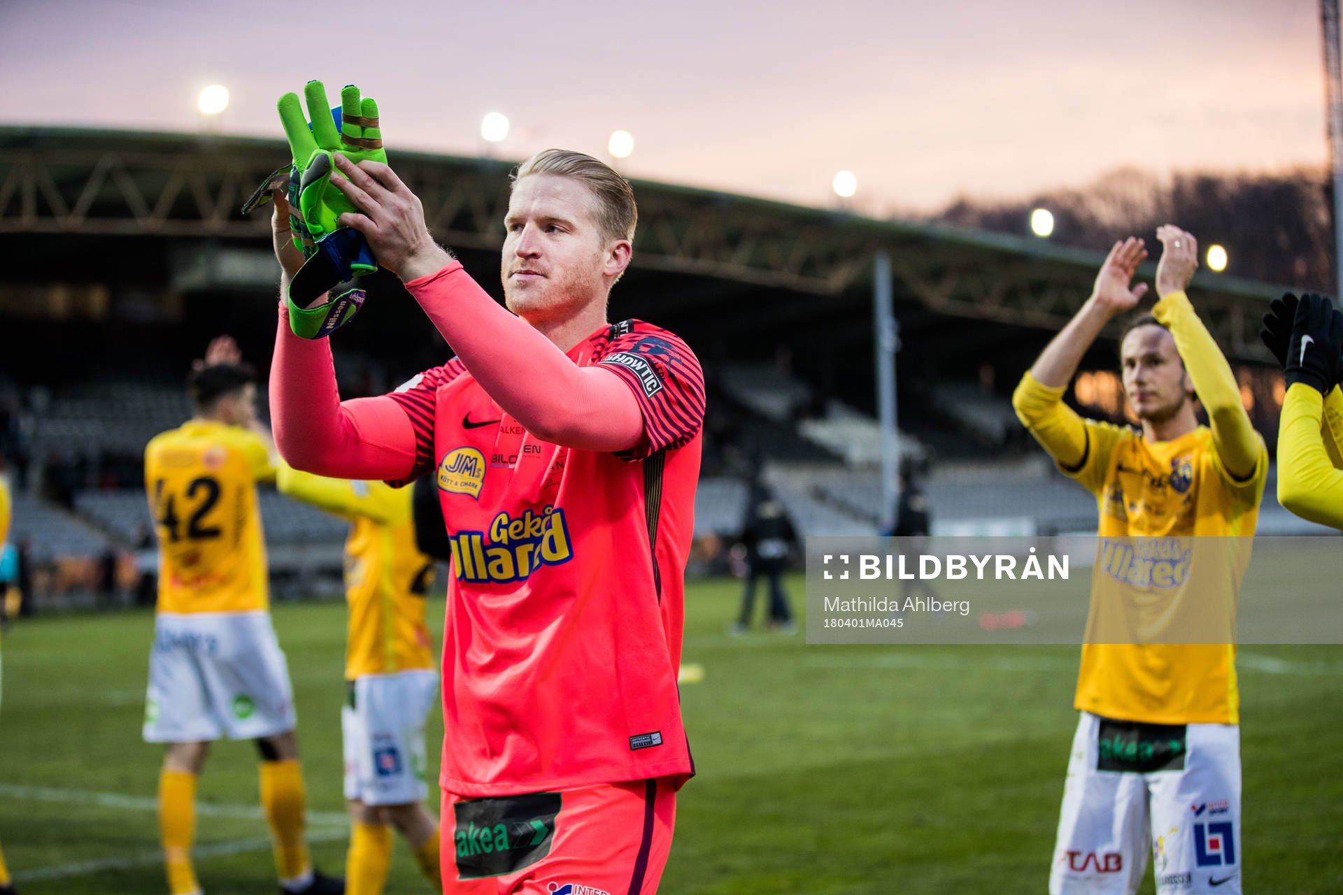 Falkenbergs målvakt Hampus Nilsson tackar publiken