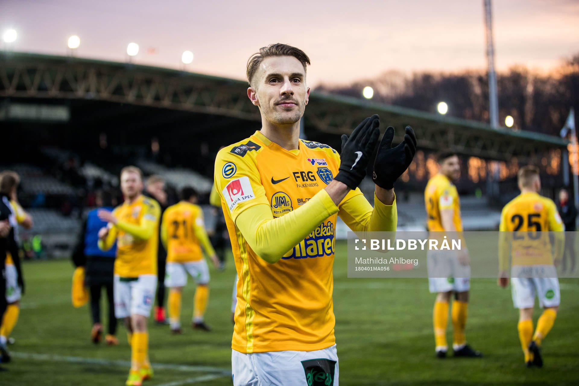 Falkenbergs Tobias Karlsson tackar publiken efter fotbollsmatchen i Superettan mellan Landskrona och Falkenberg den 1 april 2018 i Landskrona.