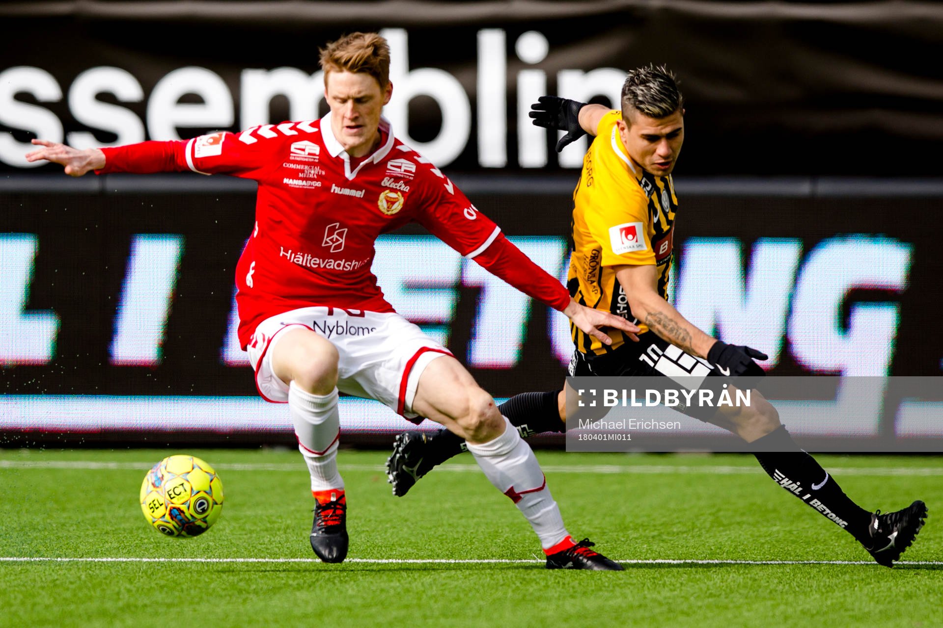 Kalmars Rasmus Elm och Häckens Paulinho  under fotbollsmatchen i allsvenskan mellan Häcken och Kalmar den 1 april 2018 i Göteborg.