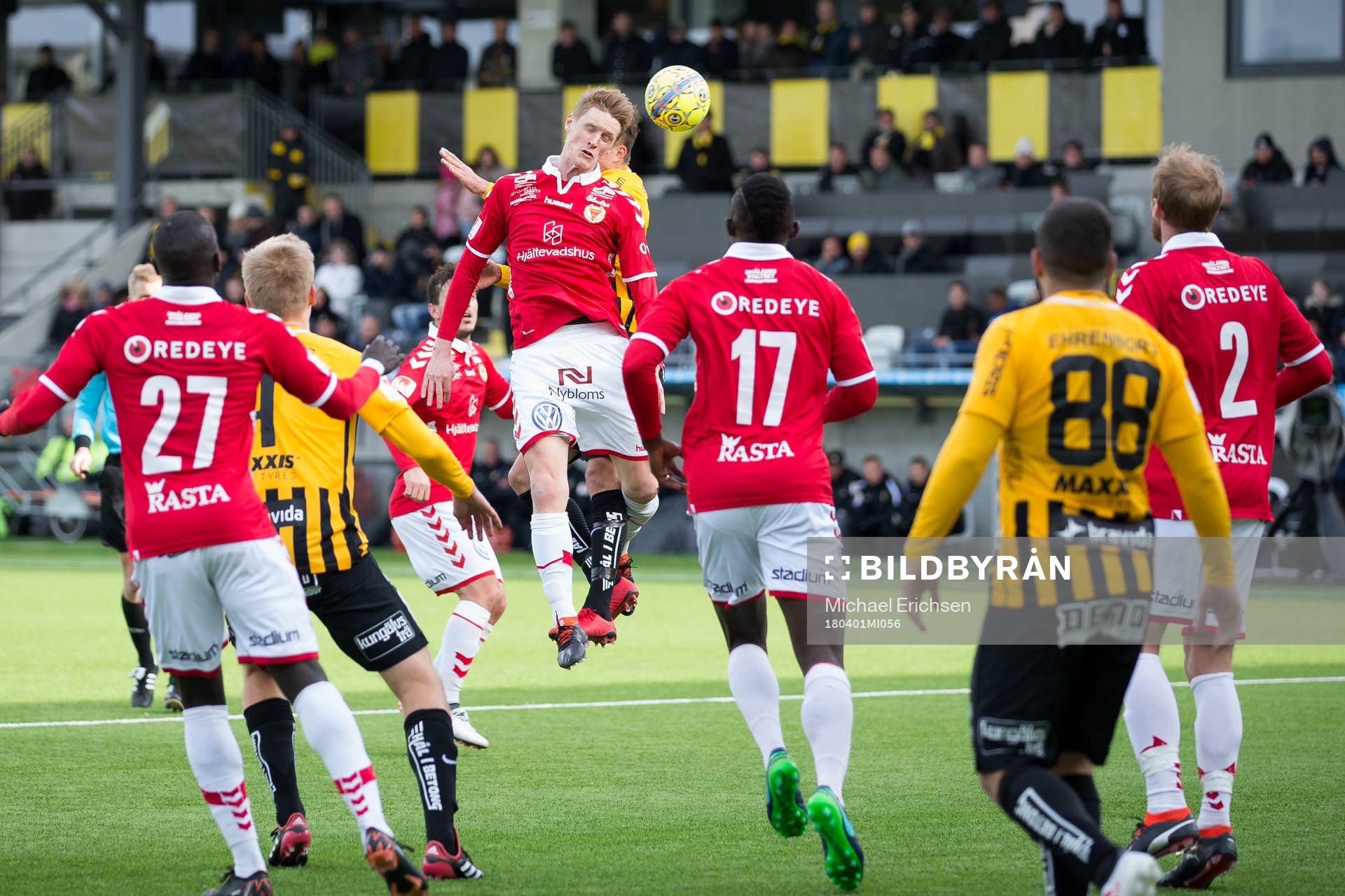 Kalmars Rasmus Elm nickar undan bollen