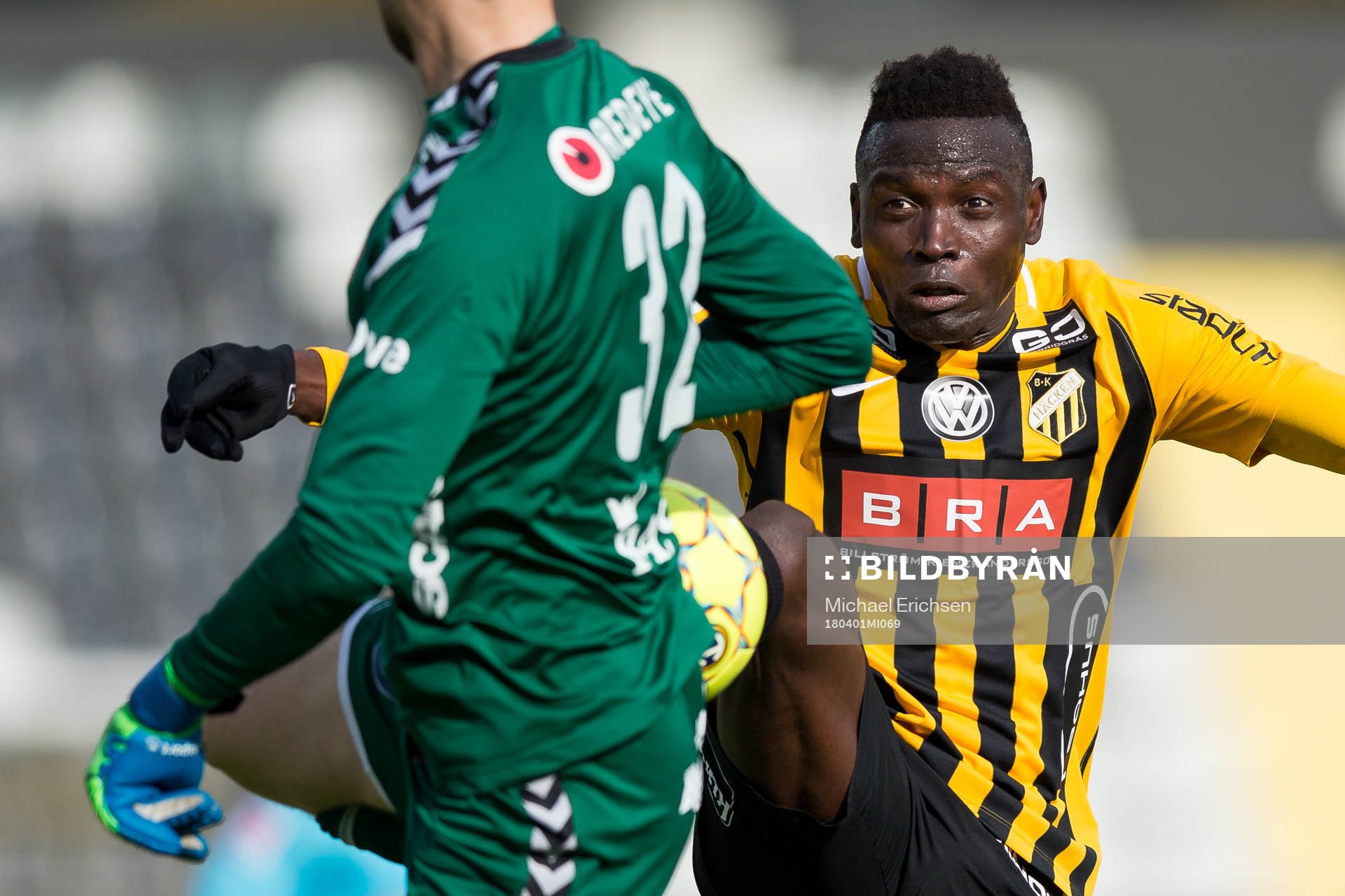 Kalmars målvakt Lucas Hägg-Johansson i kamp om bollen med