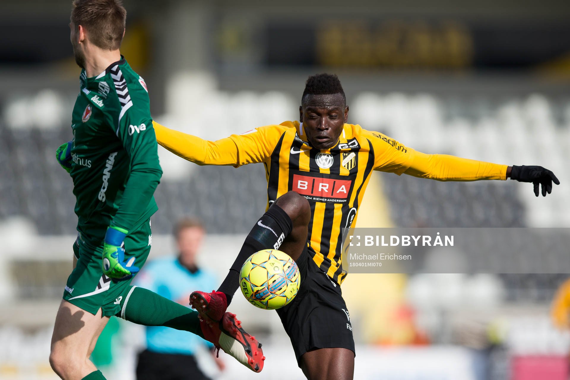 Kalmars målvakt Lucas Hägg-Johansson i kamp om bollen med