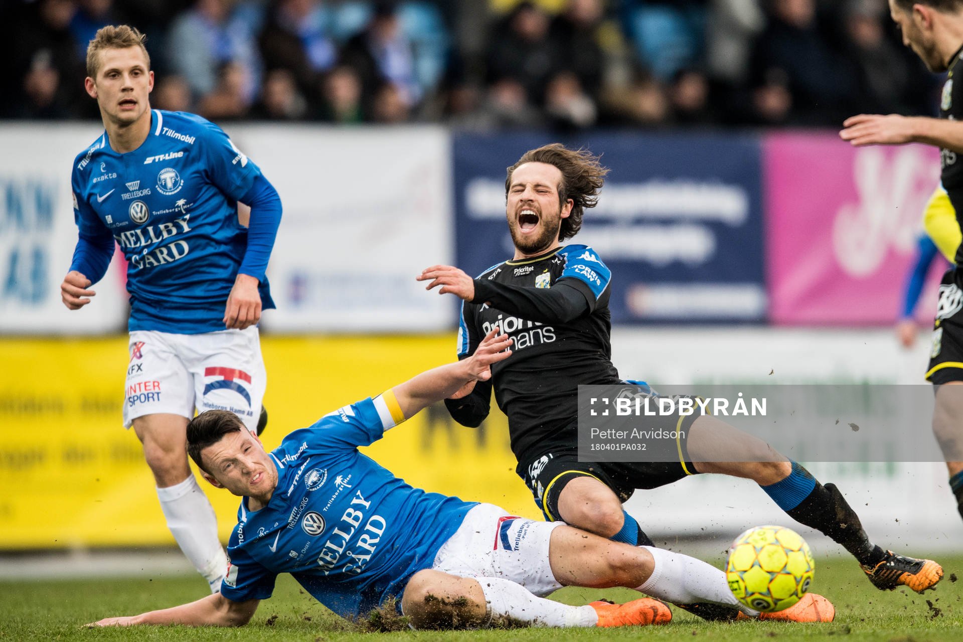 Trelleborgs Alexander Blomqvist tacklar IFK Göteborgs