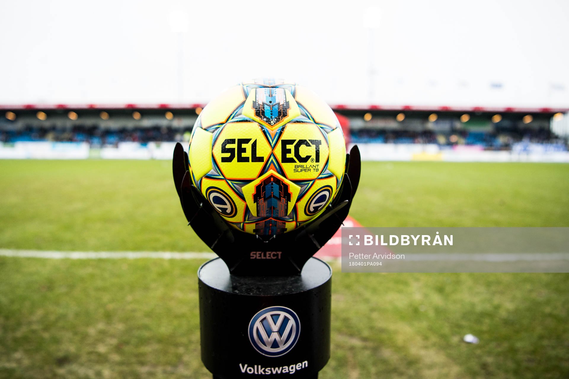 Officiella matchbollen från Select inför fotbollsmatchen i Allsvenskan mellan Trelleborg och IFK Göteborg den 1 april 2018 i Trelleborg.