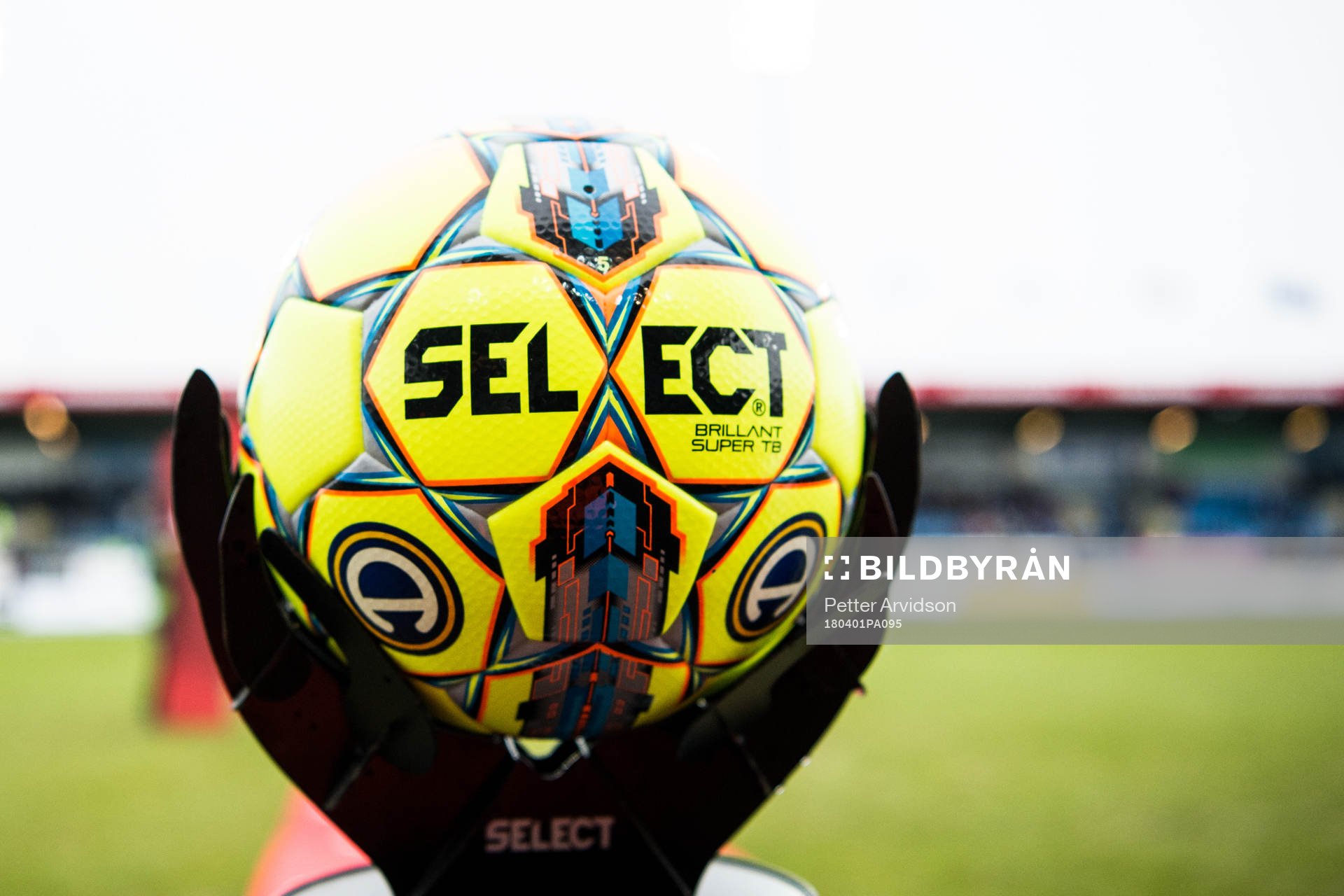 Officiella matchbollen från Select inför fotbollsmatchen i Allsvenskan mellan Trelleborg och IFK Göteborg den 1 april 2018 i Trelleborg.
