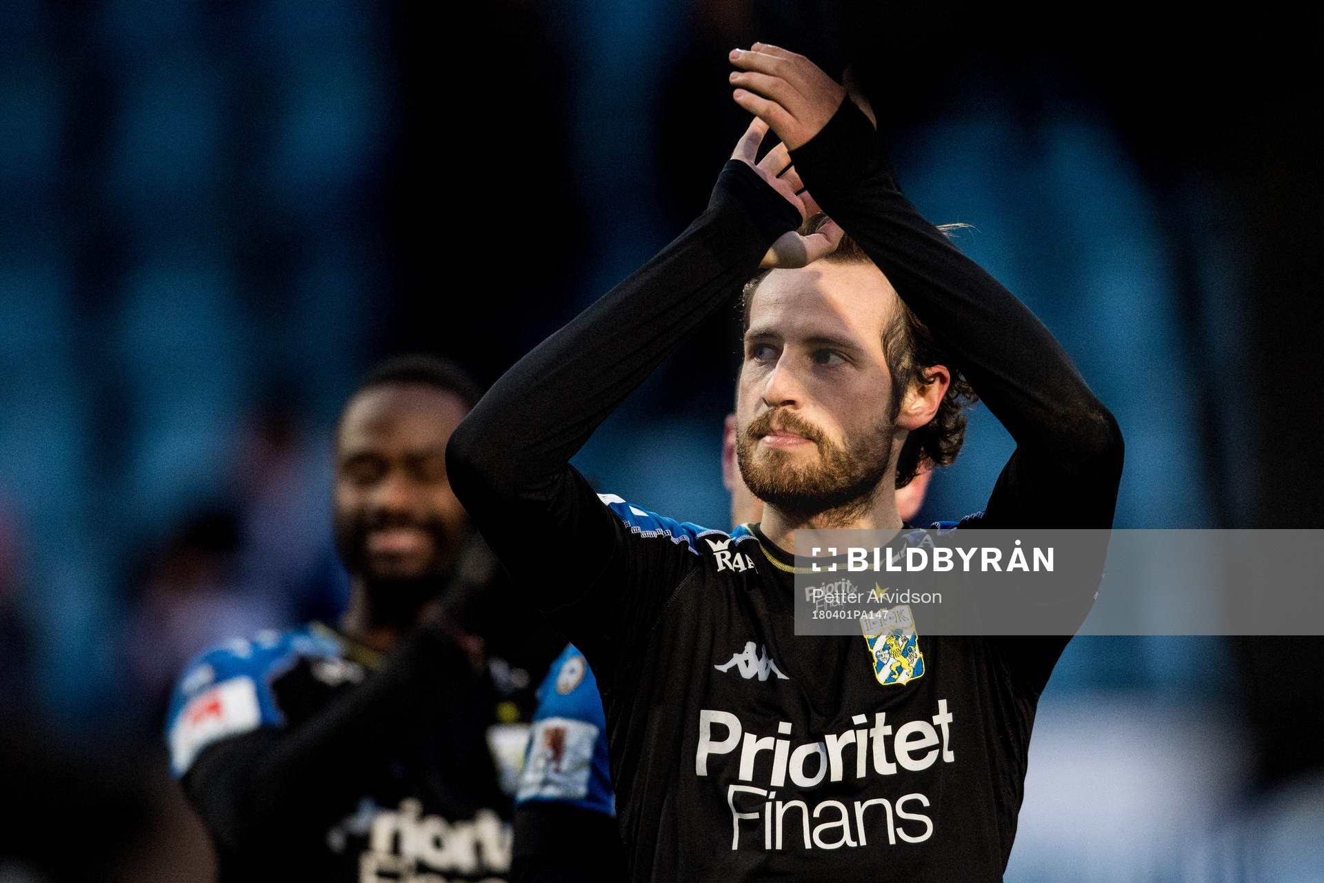 IFK Göteborgs Mikkel Diskerud tackar publiken