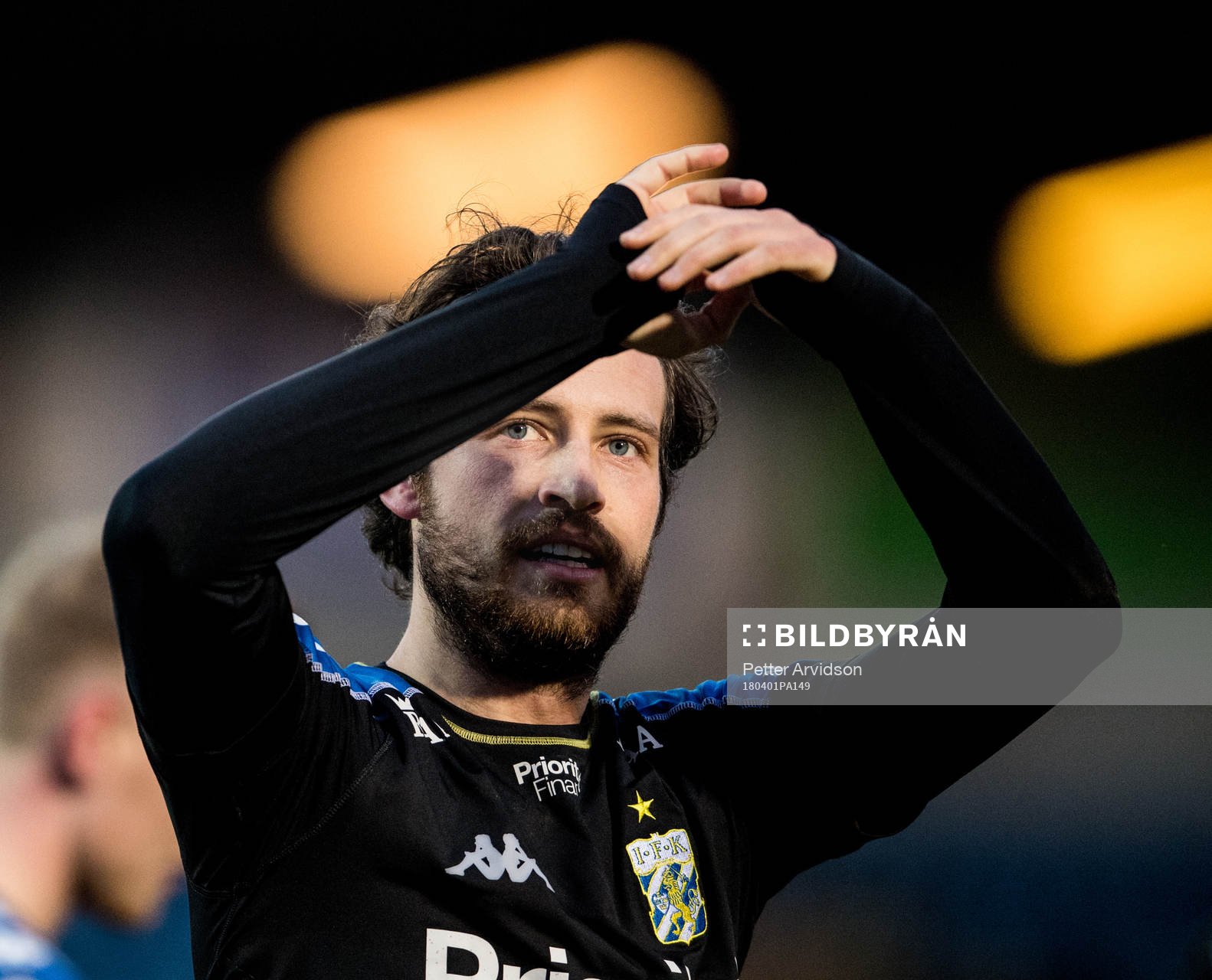 IFK Göteborgs Mikkel Diskerud tackar publiken