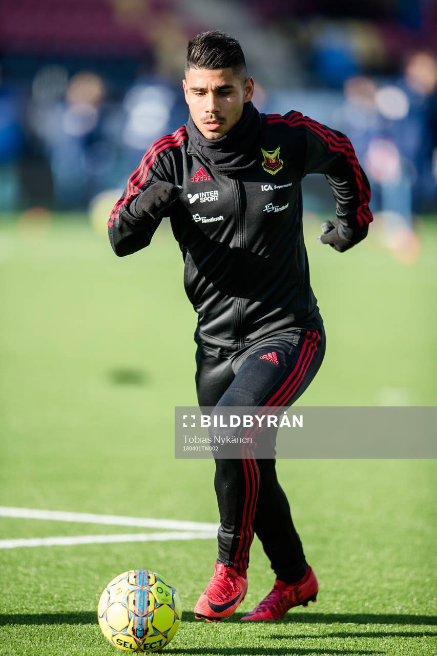 Östersunds Hosam Aiesh värmer upp före  fotbollsmatchen