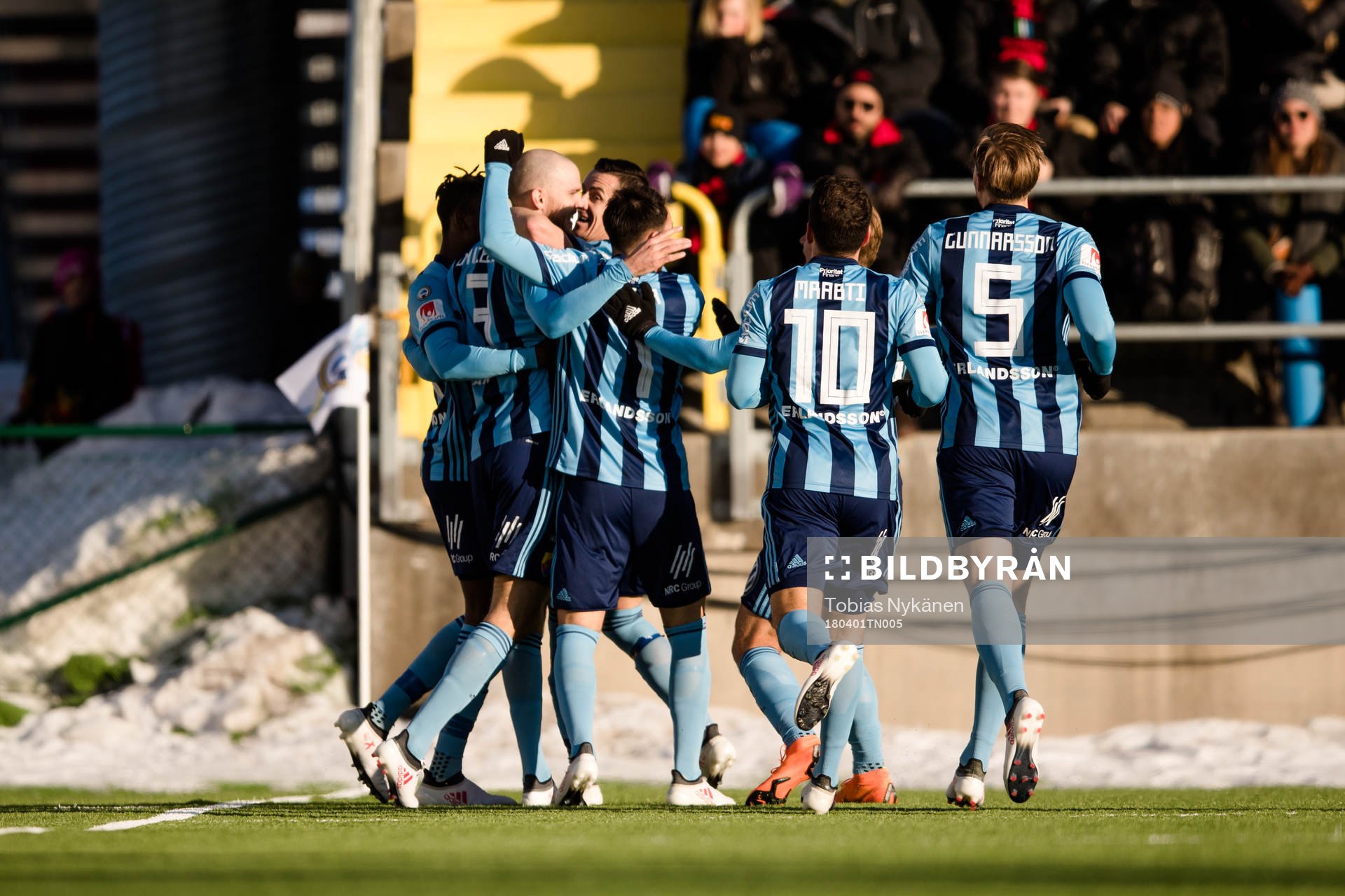 Djurgårdens jublar med Marcus Danielson efter 0-1 under fotbollsmatchen i Allsvenskan mellan Östersund och Djurgården den 1 april 2018 i Östersund.