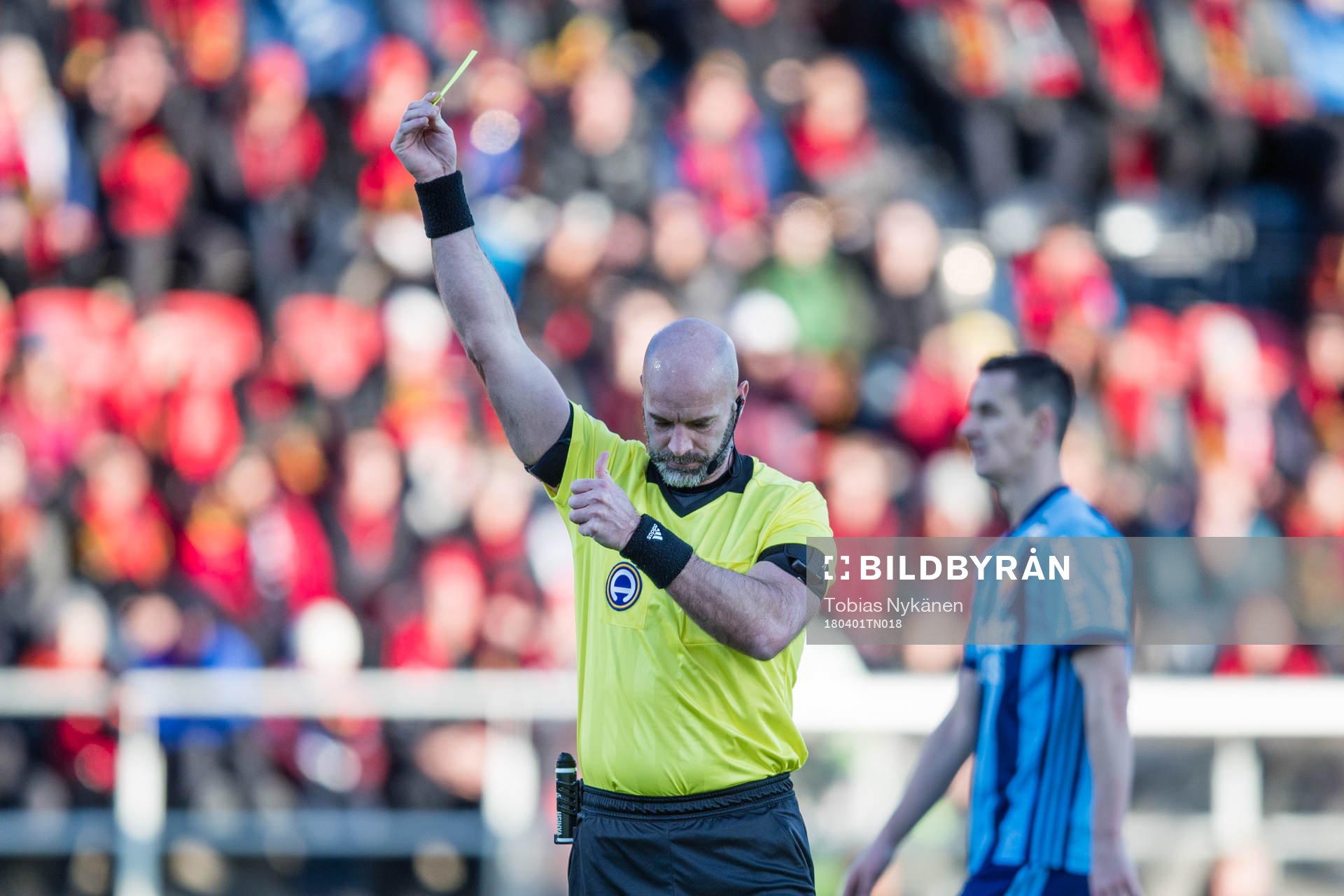 domare Stefan Johannesson ger gult kort till Östersunds