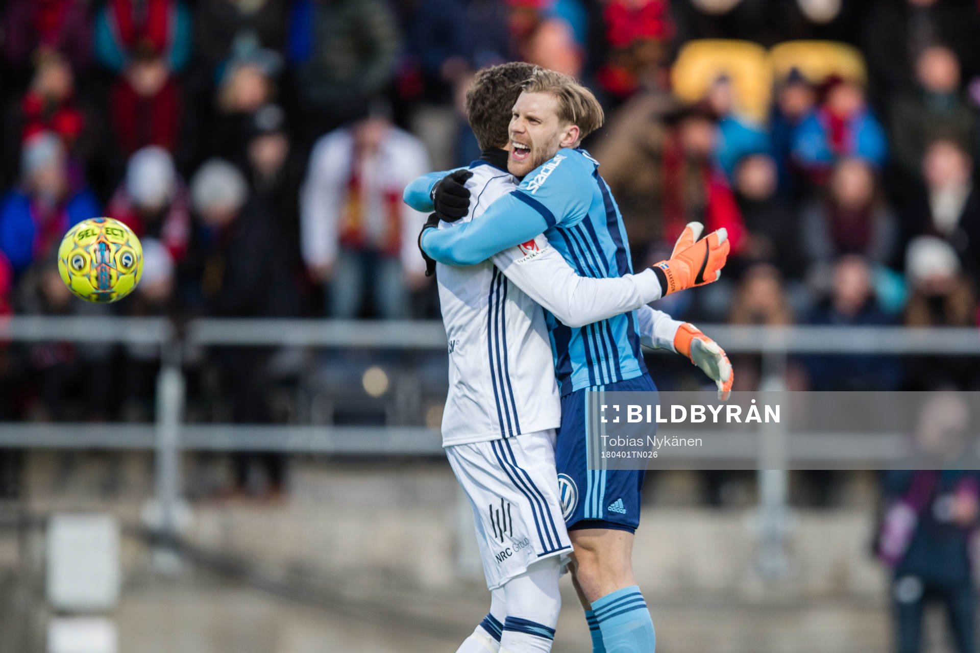 Djurgårdens Niklas Gunnarsson kramar om målvakt Andreas