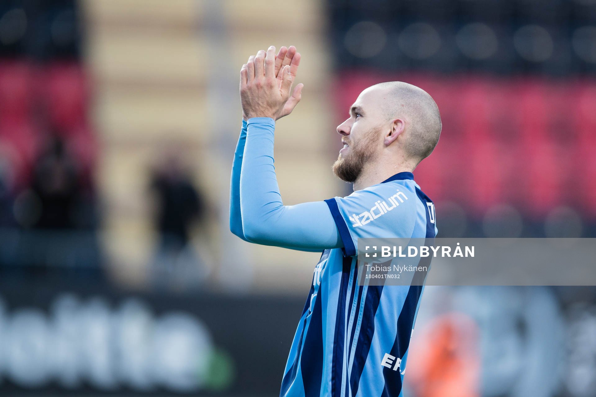 Djurgårdens Marcus Danielson tackar publiken efter fotbollsmatchen i Allsvenskan mellan Östersund och Djurgården den 1 april 2018 i Östersund.