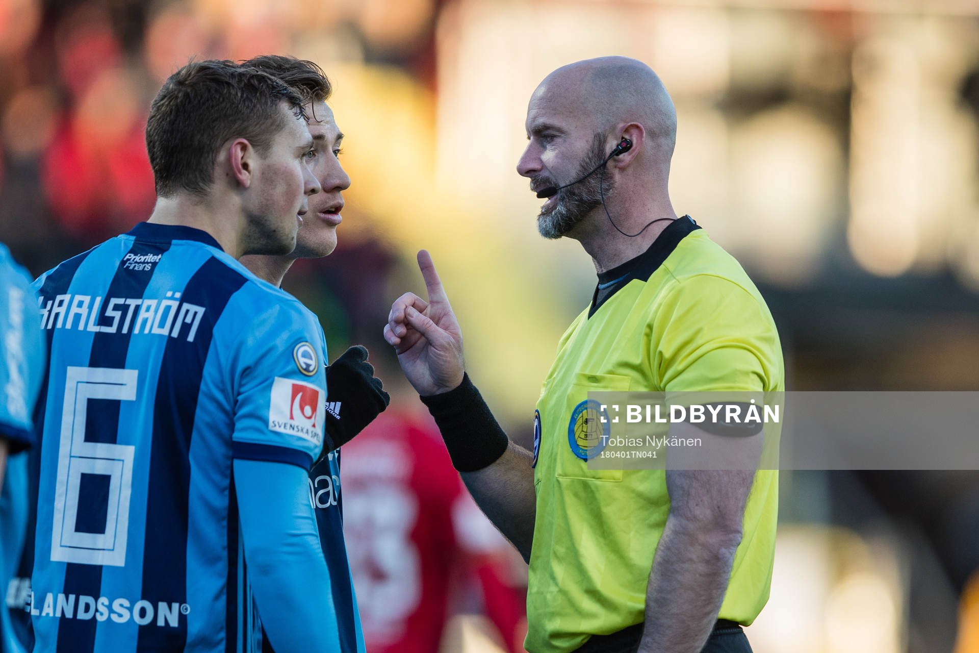 domare Stefan Johannesson i diskussion med Djurgårdens