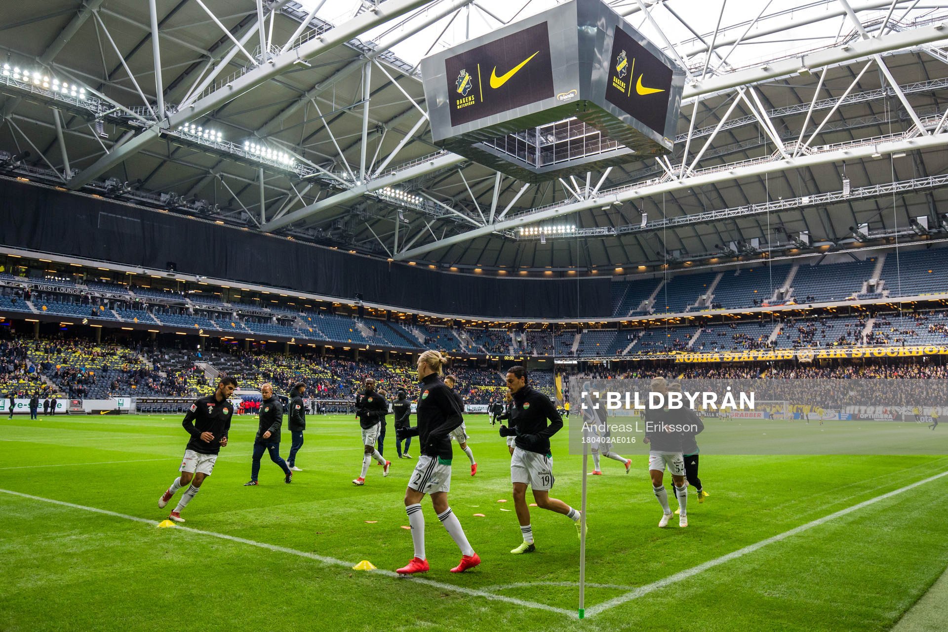 Dalkurds spelare värmer upp före  fotbollsmatchen i