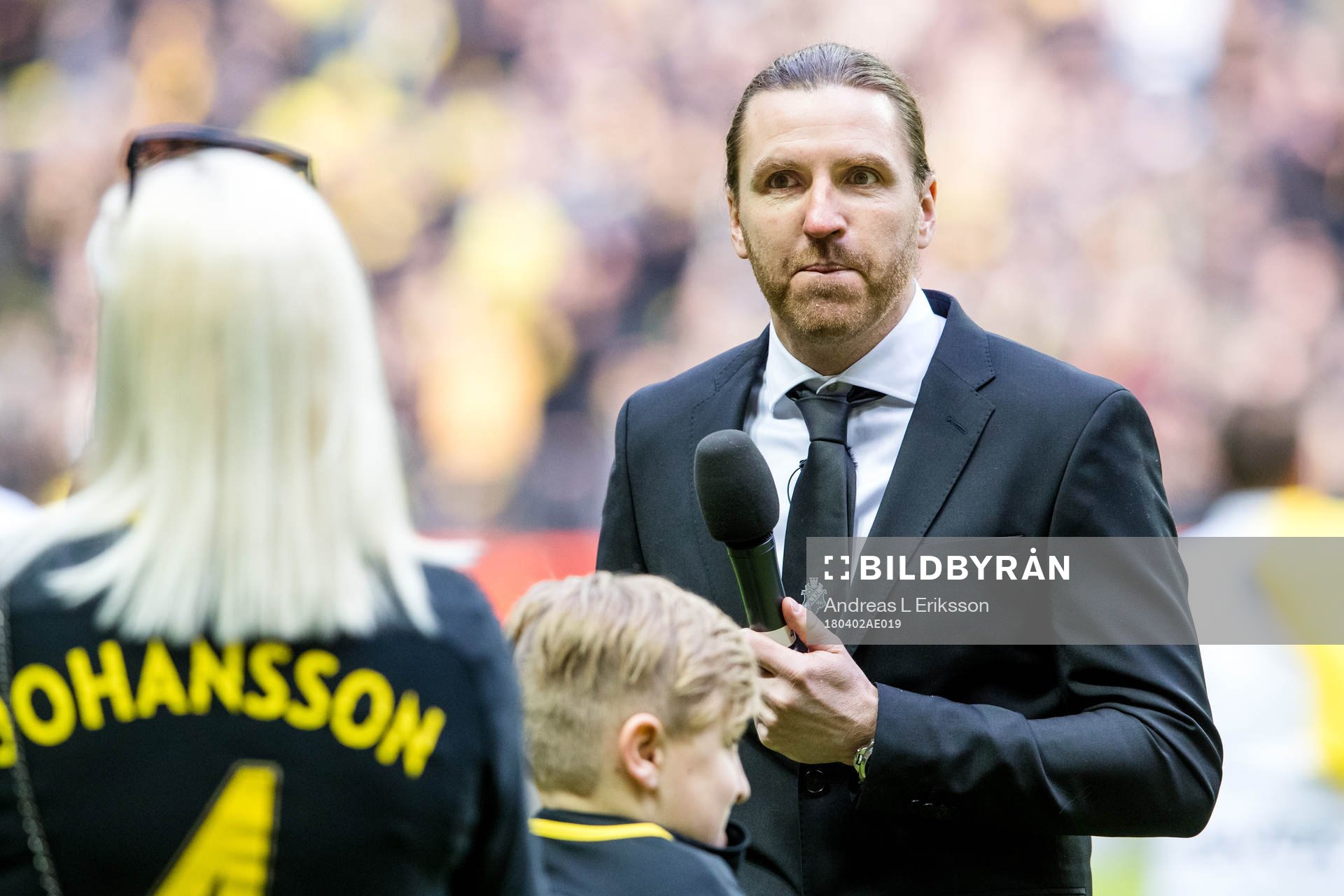 Nils-Eric Johansson uppmärksammas före   fotbollsmatchen
