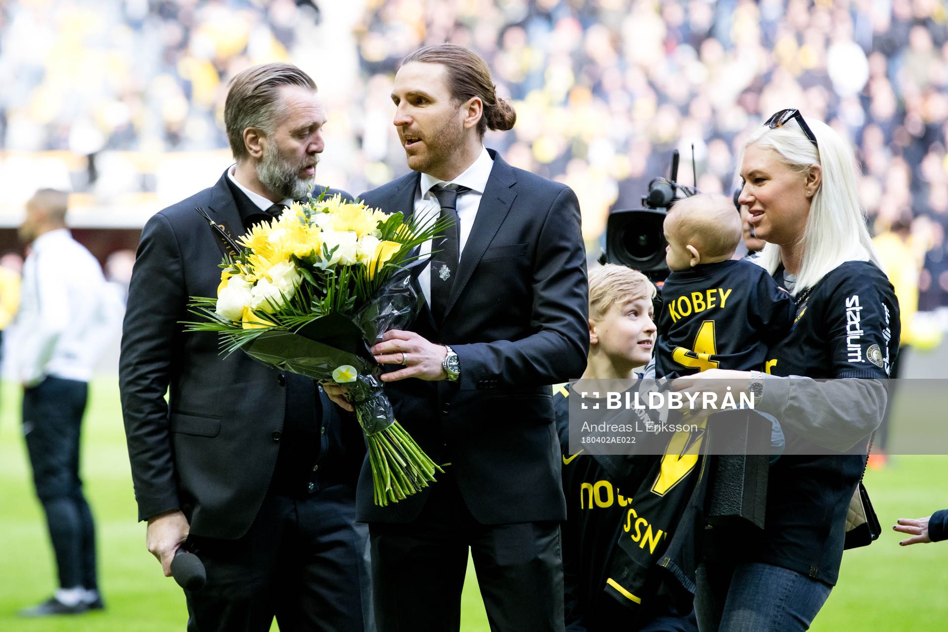 Nils-Eric Johansson uppmärksammas före fotbollsmatchen i