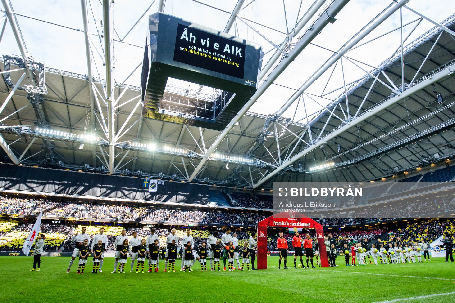 s spelare före  fotbollsmatchen i Allsvenskan mellan AIK