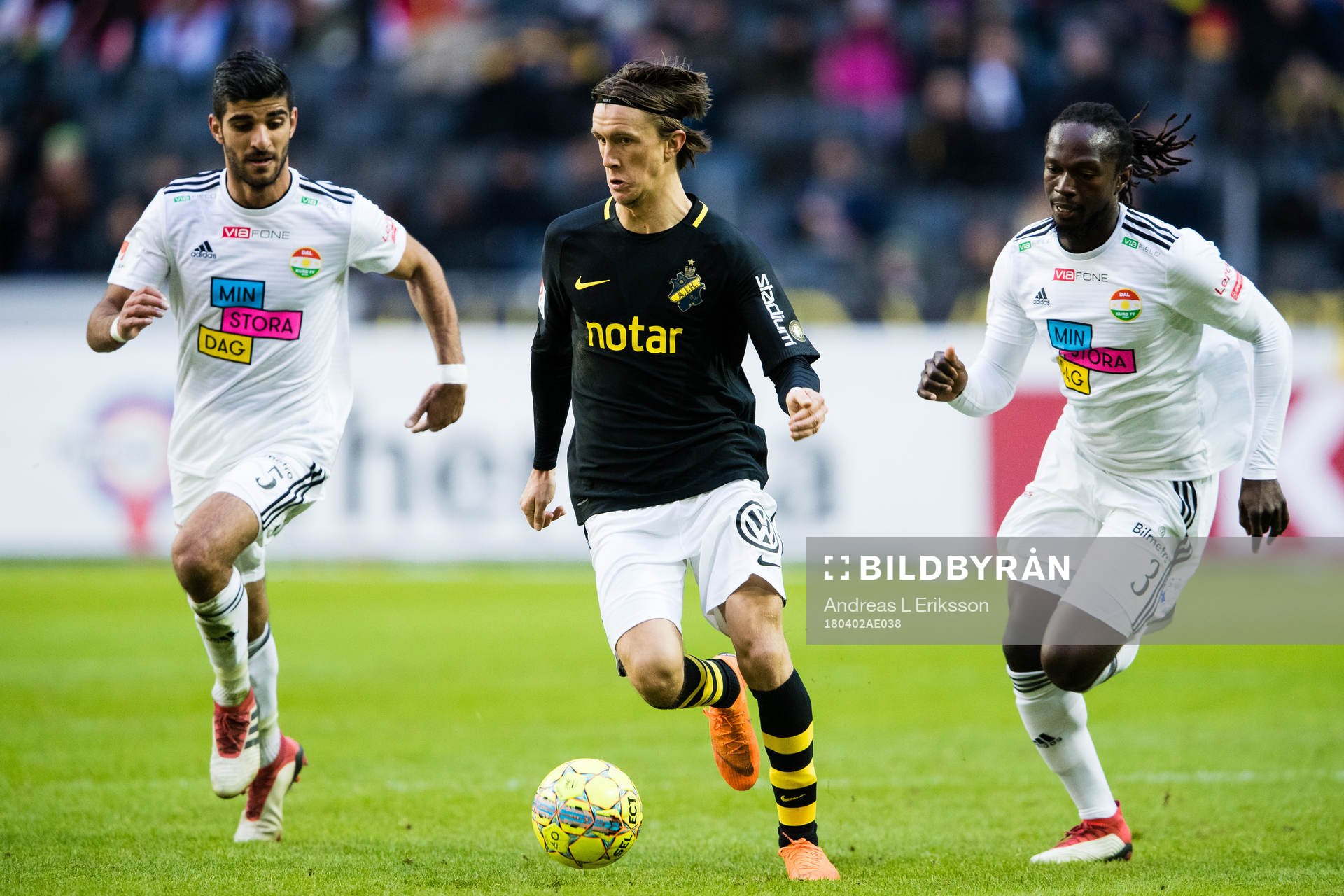 s Kristoffer Olsson jagas av Dalkurds Rewan Amin och Kebba