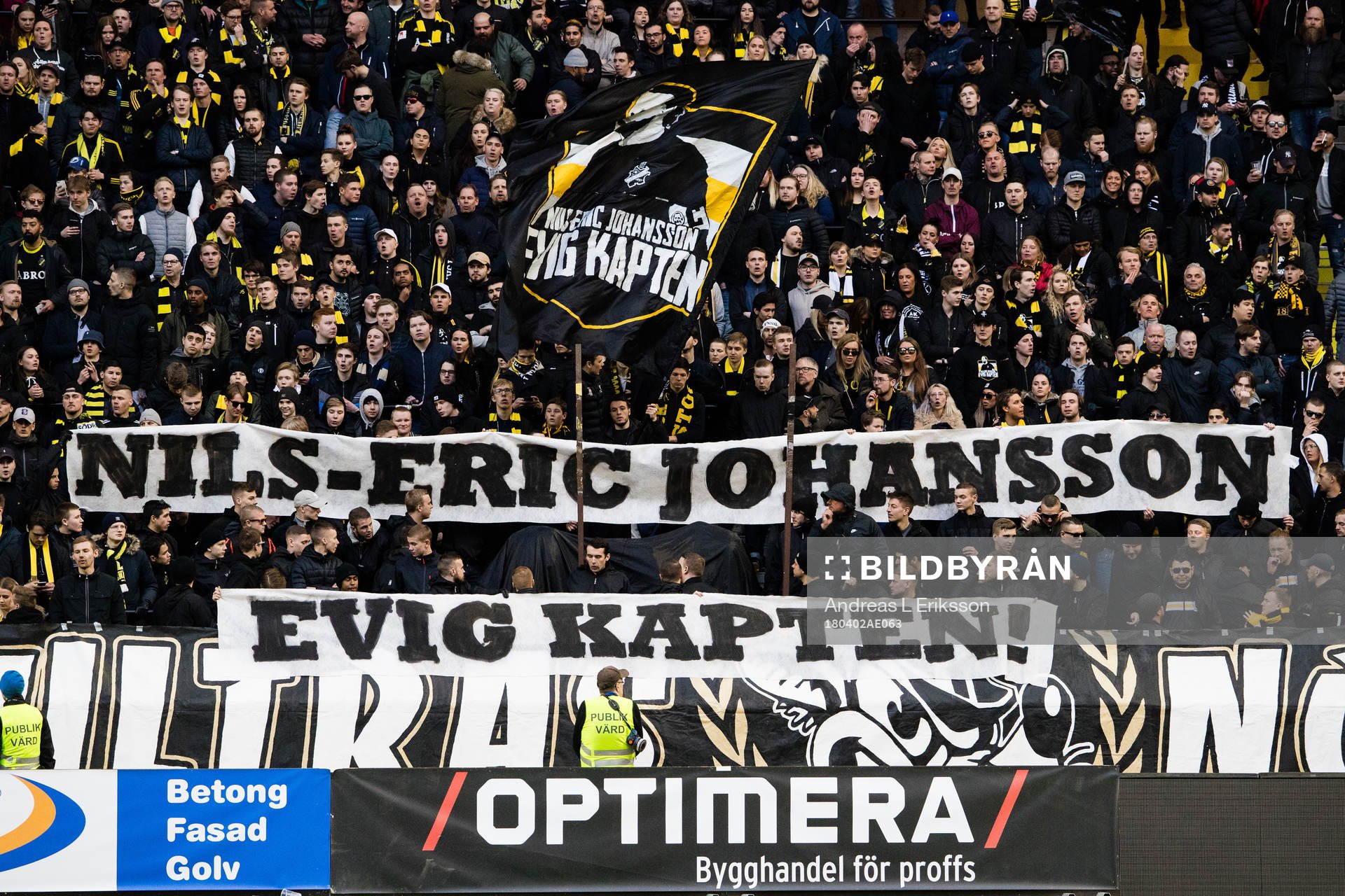 s supportrar med en banderoll som hyllar AIK:s tidigare