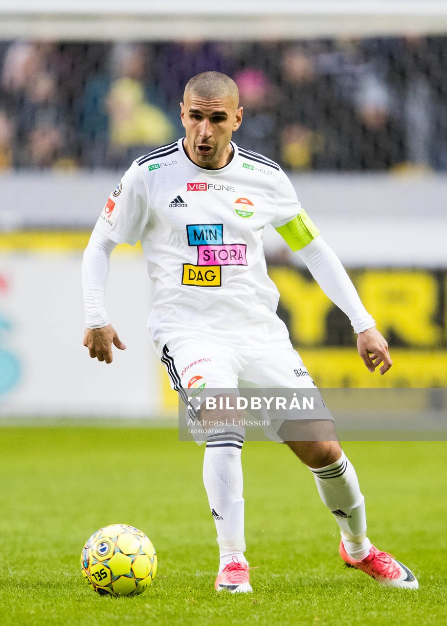Dalkurds Rawez Lawan med bollen