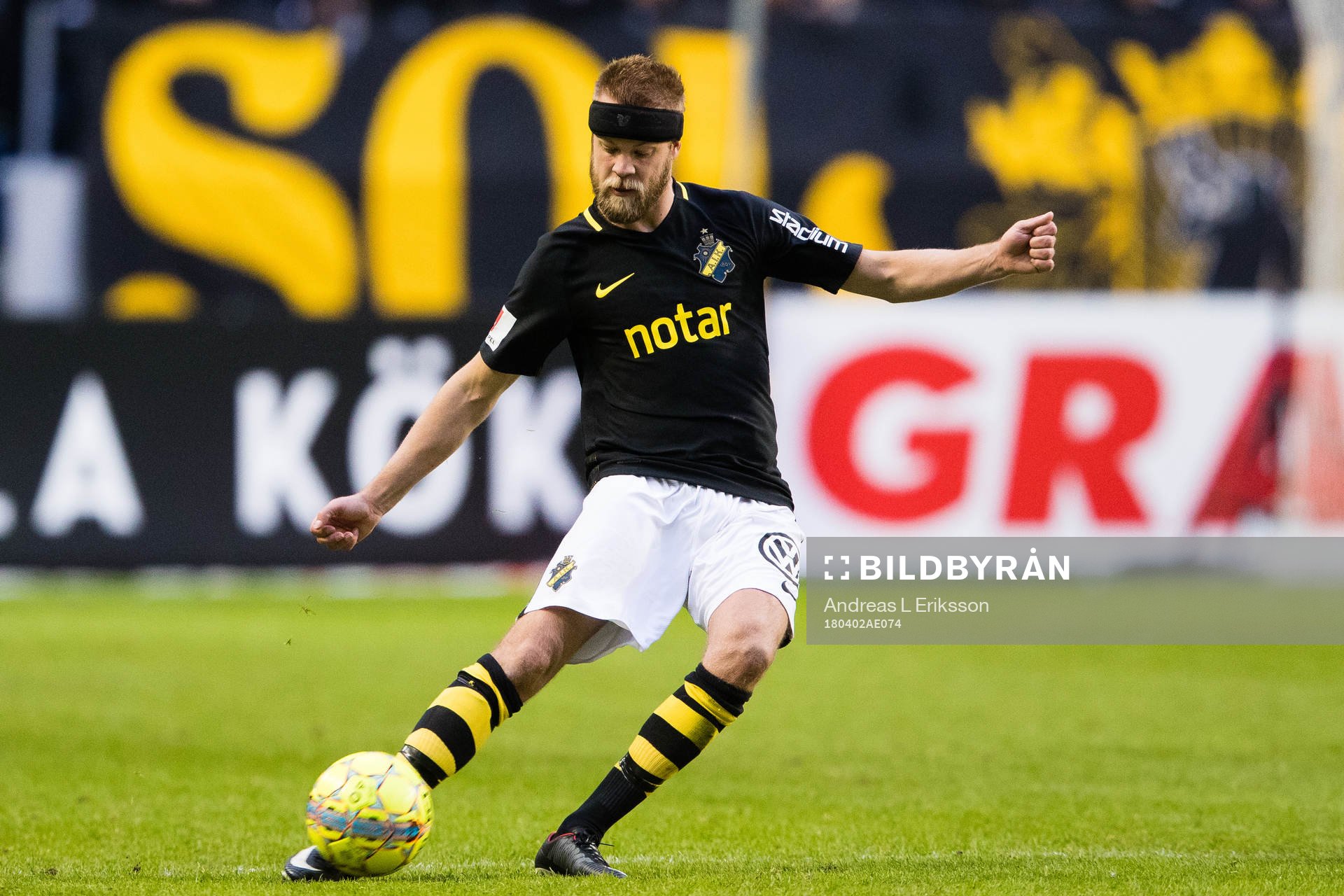 s Daniel Sundgren med bollen