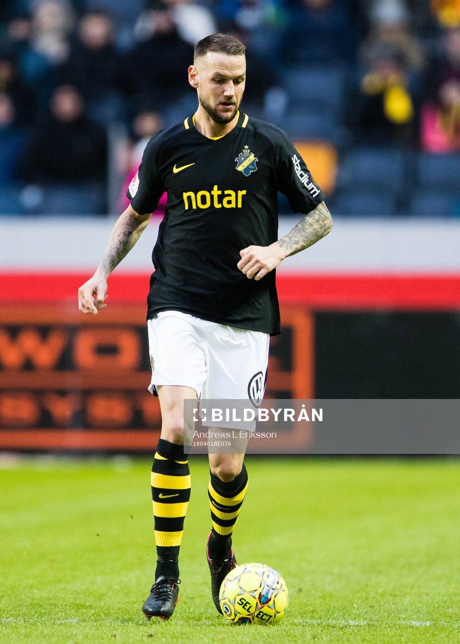 s Alexander Milosevic med bollen