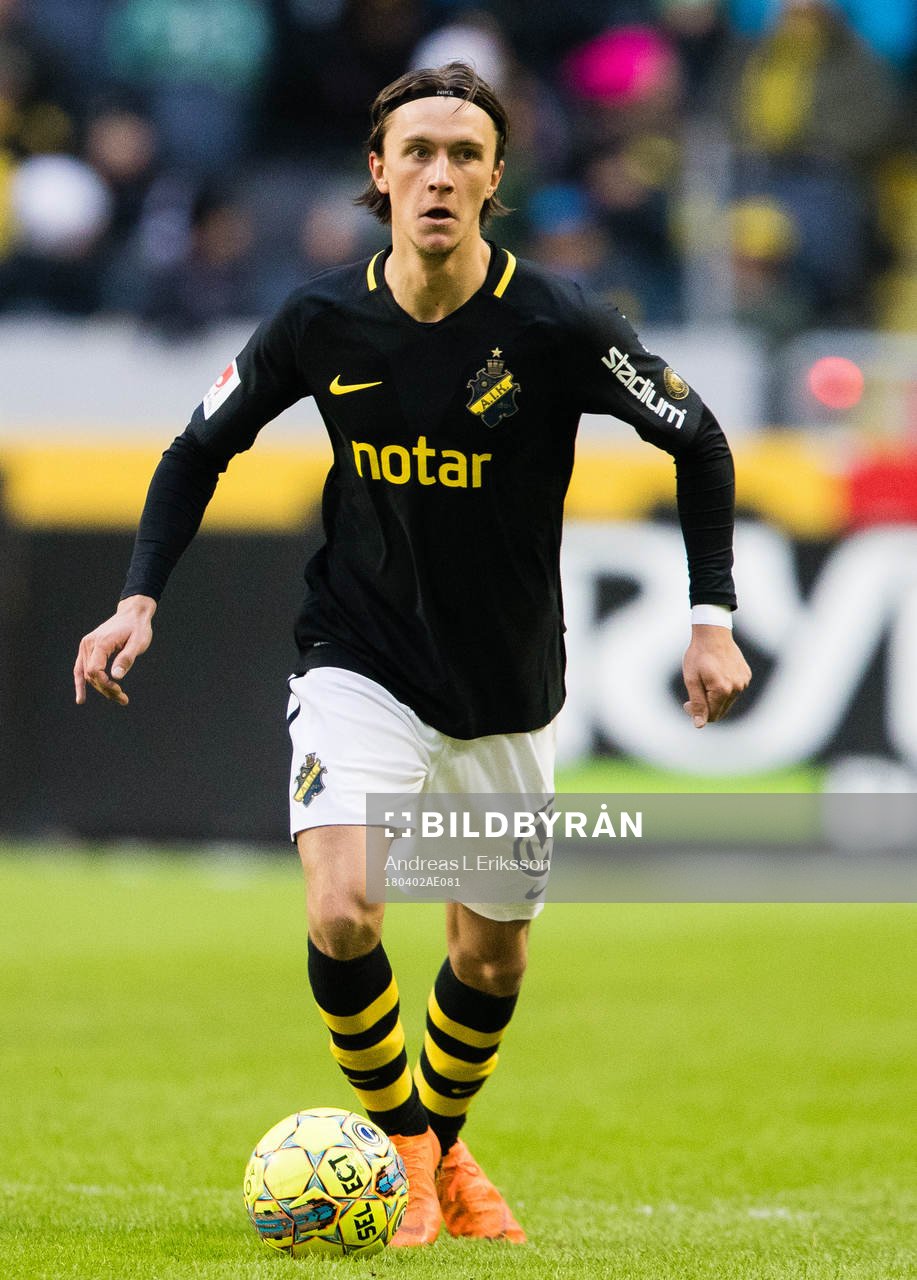 s Kristoffer Olsson med bollen