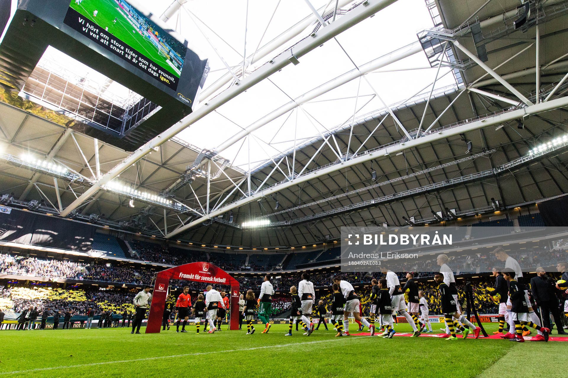s spelare går in på plan innan fotbollsmatchen i